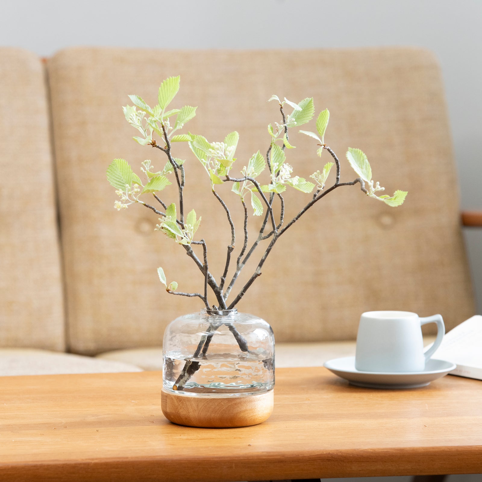 シナリーウッド&ガラスベース | マホガニーのぬくもりとガラスの質感を愛おしむ花器