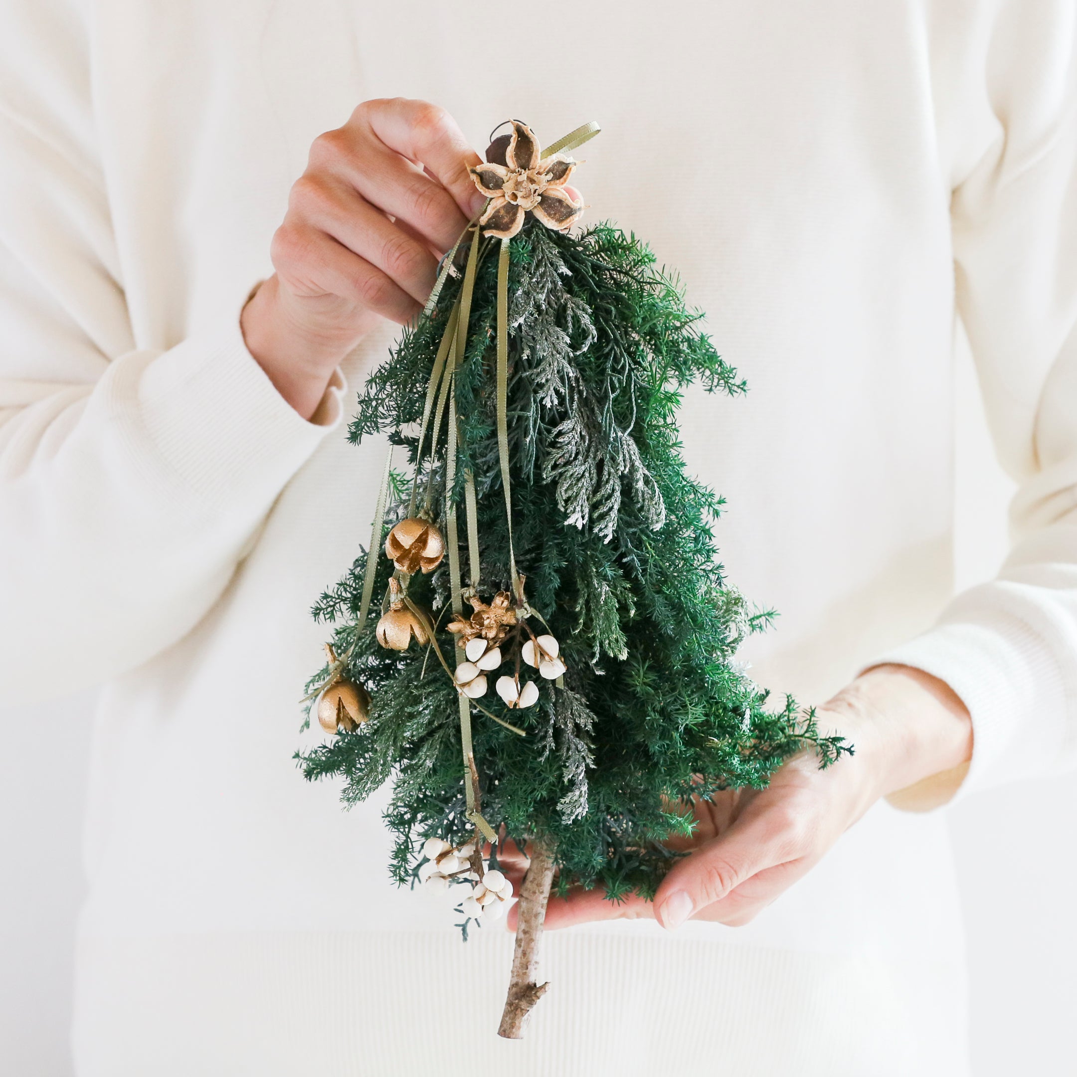 【受注販売】森の実が揺れる壁かけミニツリー(プリザーブド)