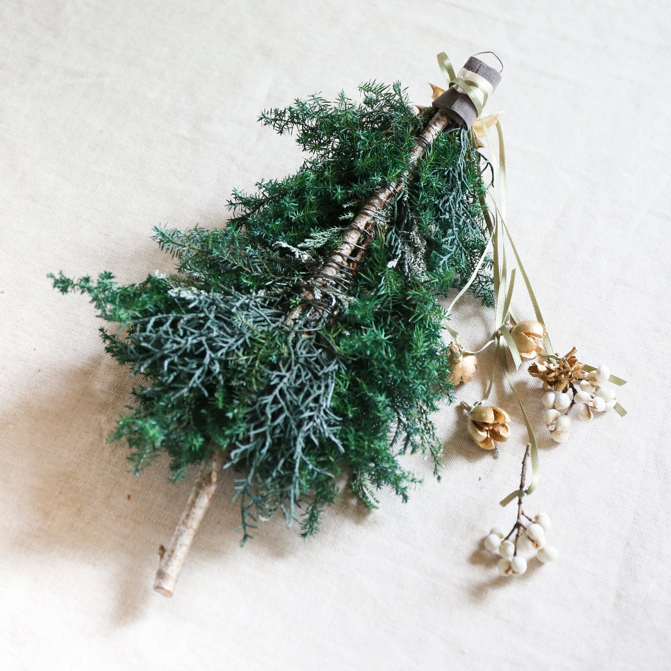 【受注販売】森の実が揺れる壁かけミニツリー(プリザーブド)