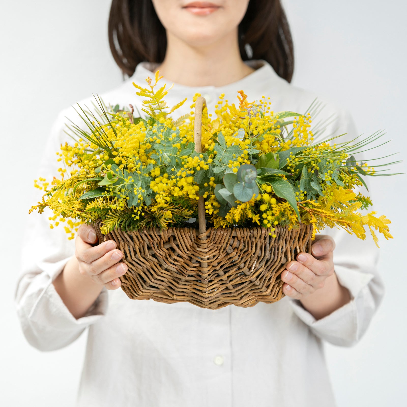 【受注販売】早春の枝ものでつくったミモザバスケット(生花)