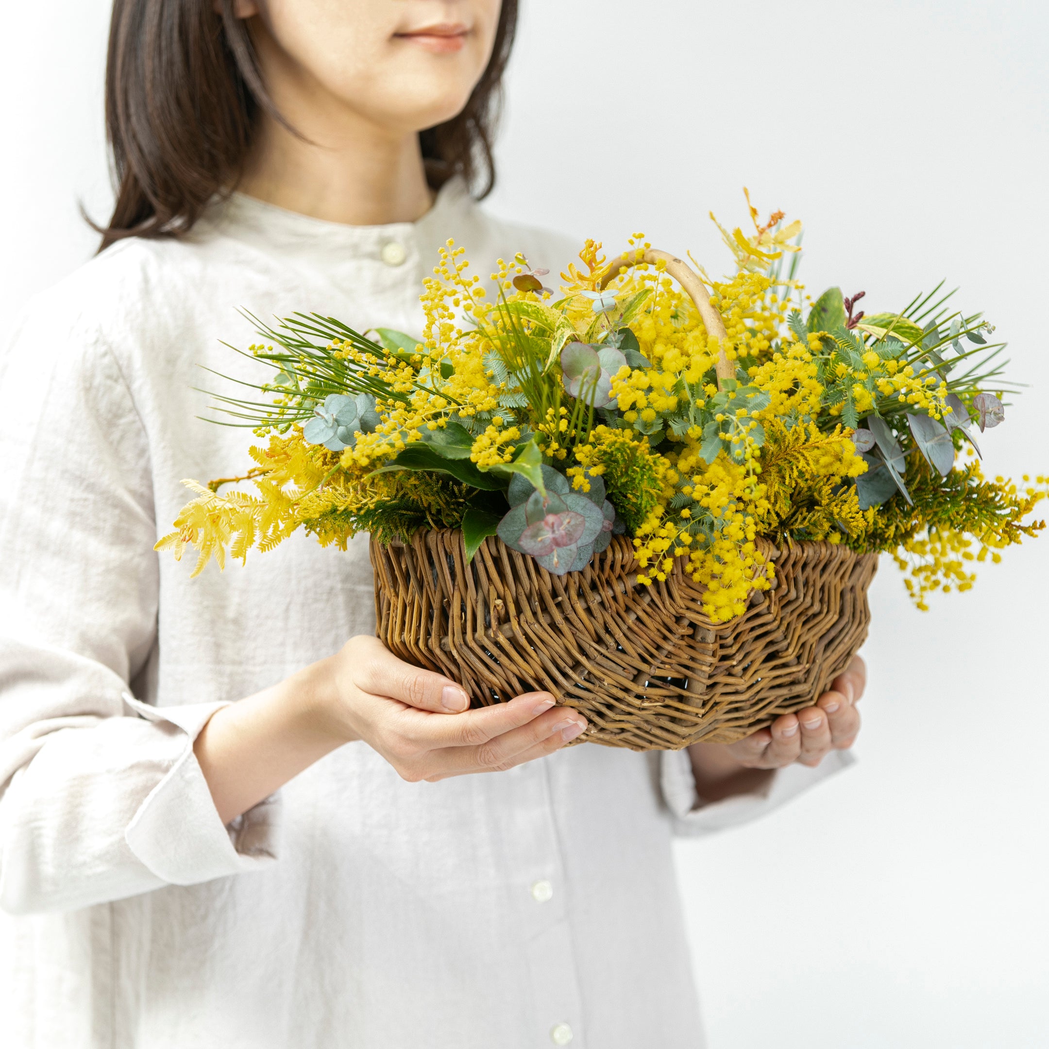 【受注販売】早春の枝ものでつくったミモザバスケット(生花)
