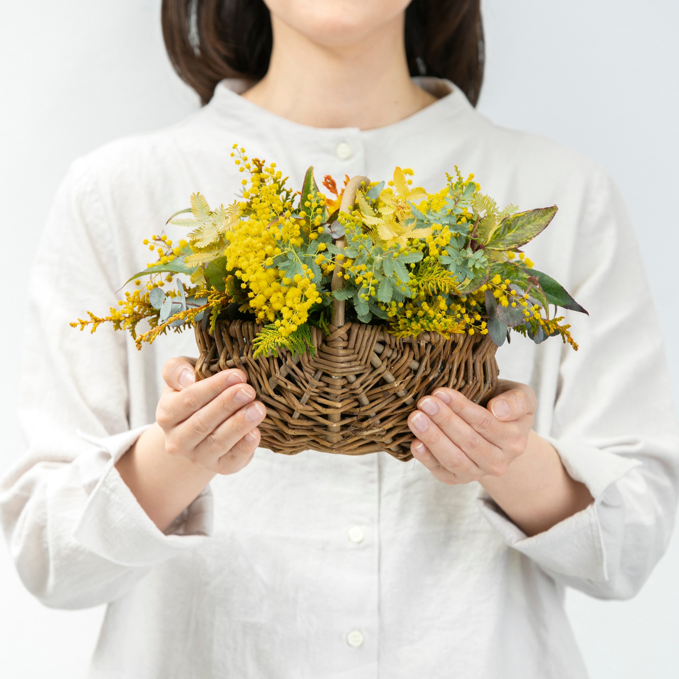 【受注販売】早春の枝ものでつくったミモザバスケット(生花)