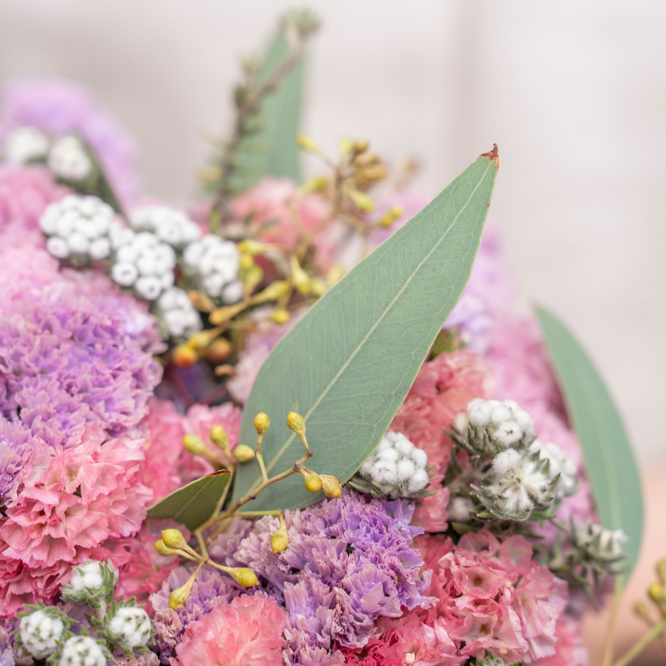 【受注販売】たっぷりのスターチスでつくった母の日バスケット(生花)