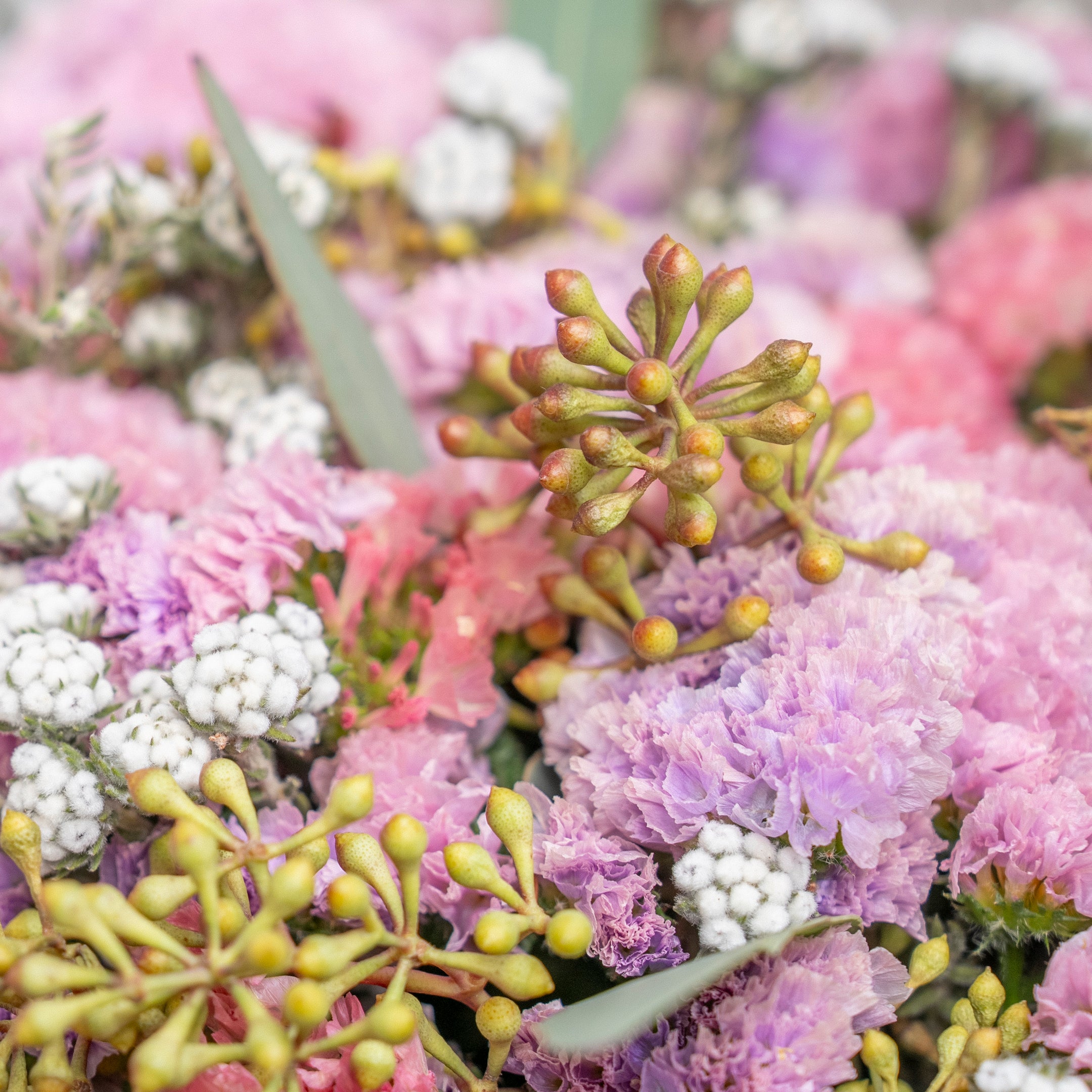 【受注販売】たっぷりのスターチスでつくった母の日バスケット(生花)