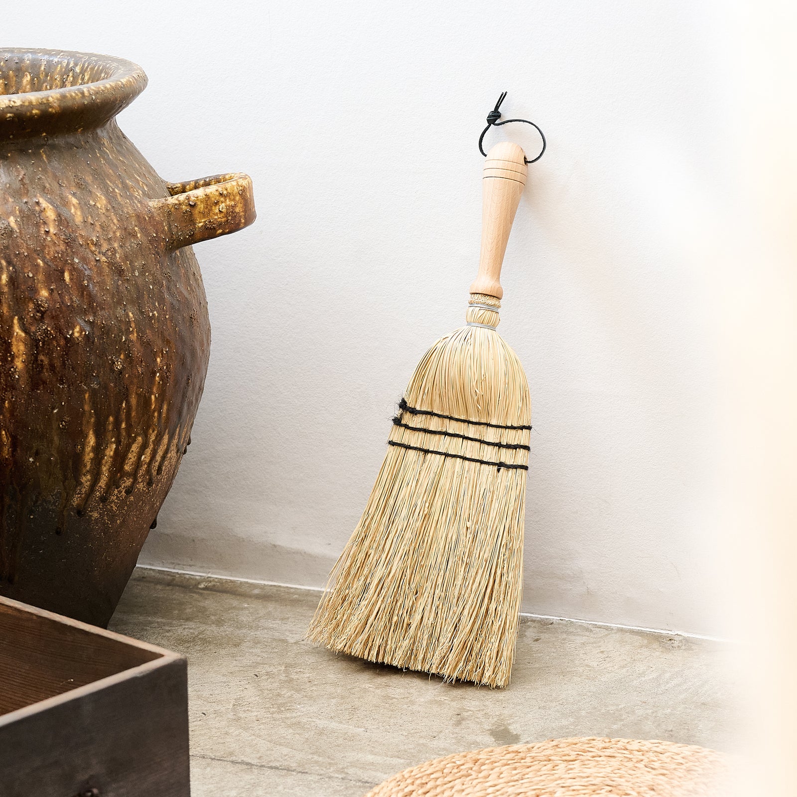 ウッドハンドル手ぼうき | 片手でサッと枝ものの落ち葉掃除