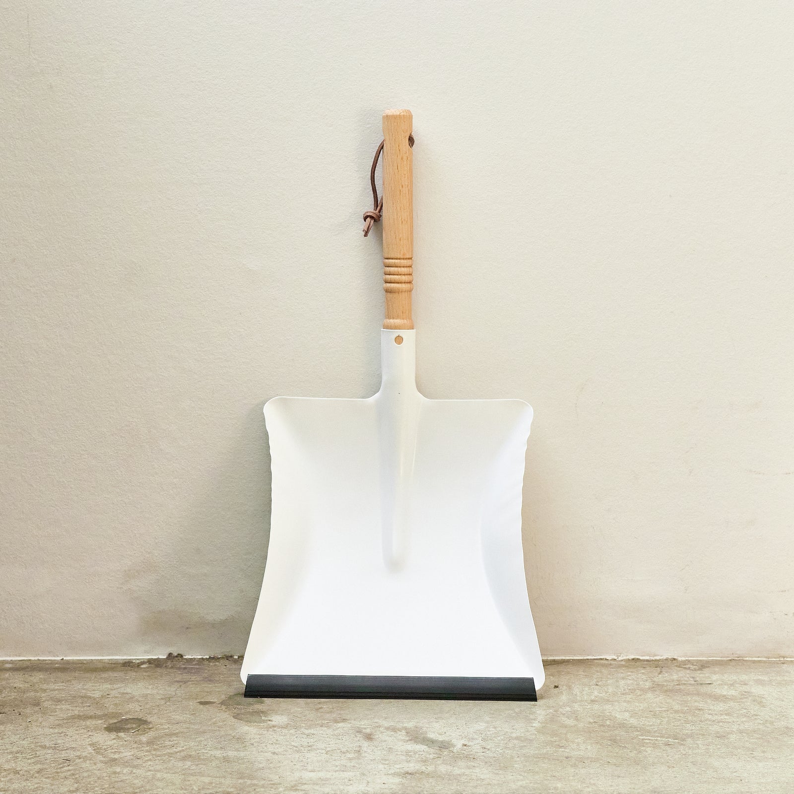 スチールダストパン | 枝ものの落ち葉をしっかり集めるちりとり