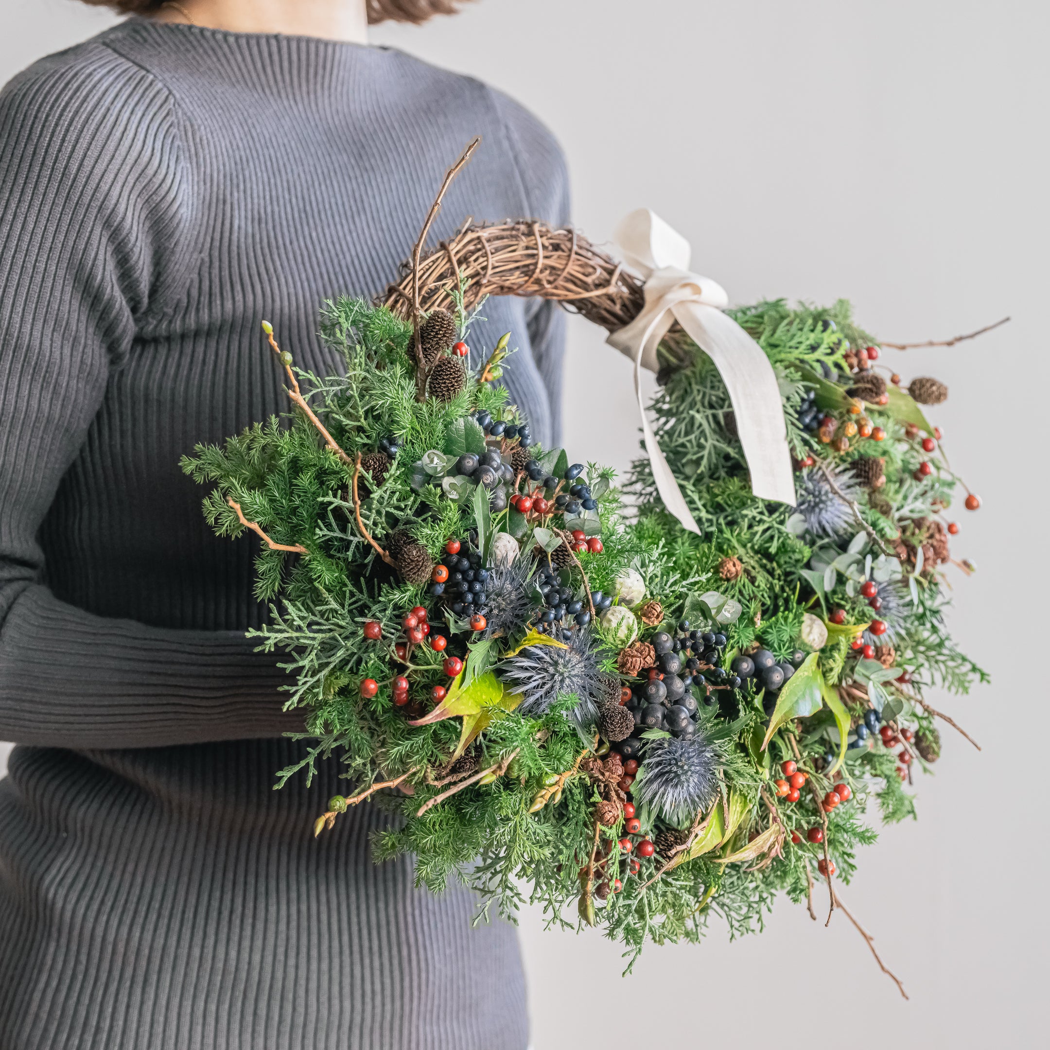 【受注販売】冬の枝ものでつくったクリスマスリース2025(生花)