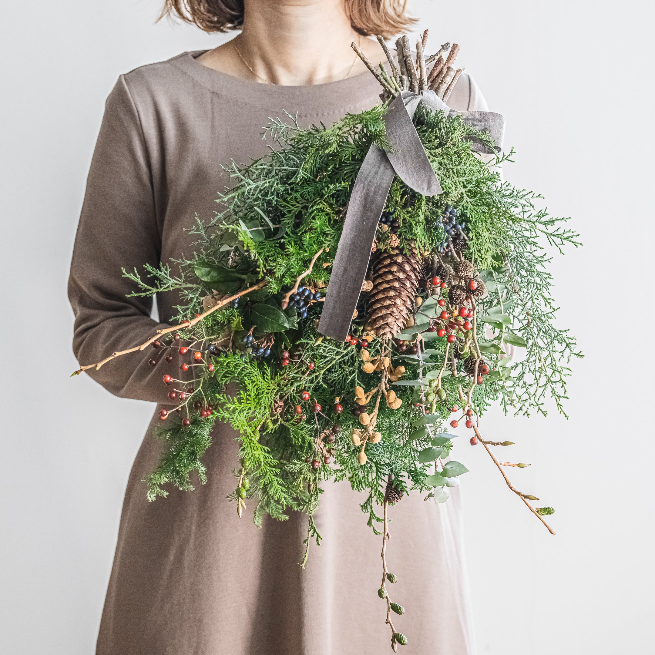 【受注販売】冬の枝ものでつくったクリスマススワッグ2024(生花)
