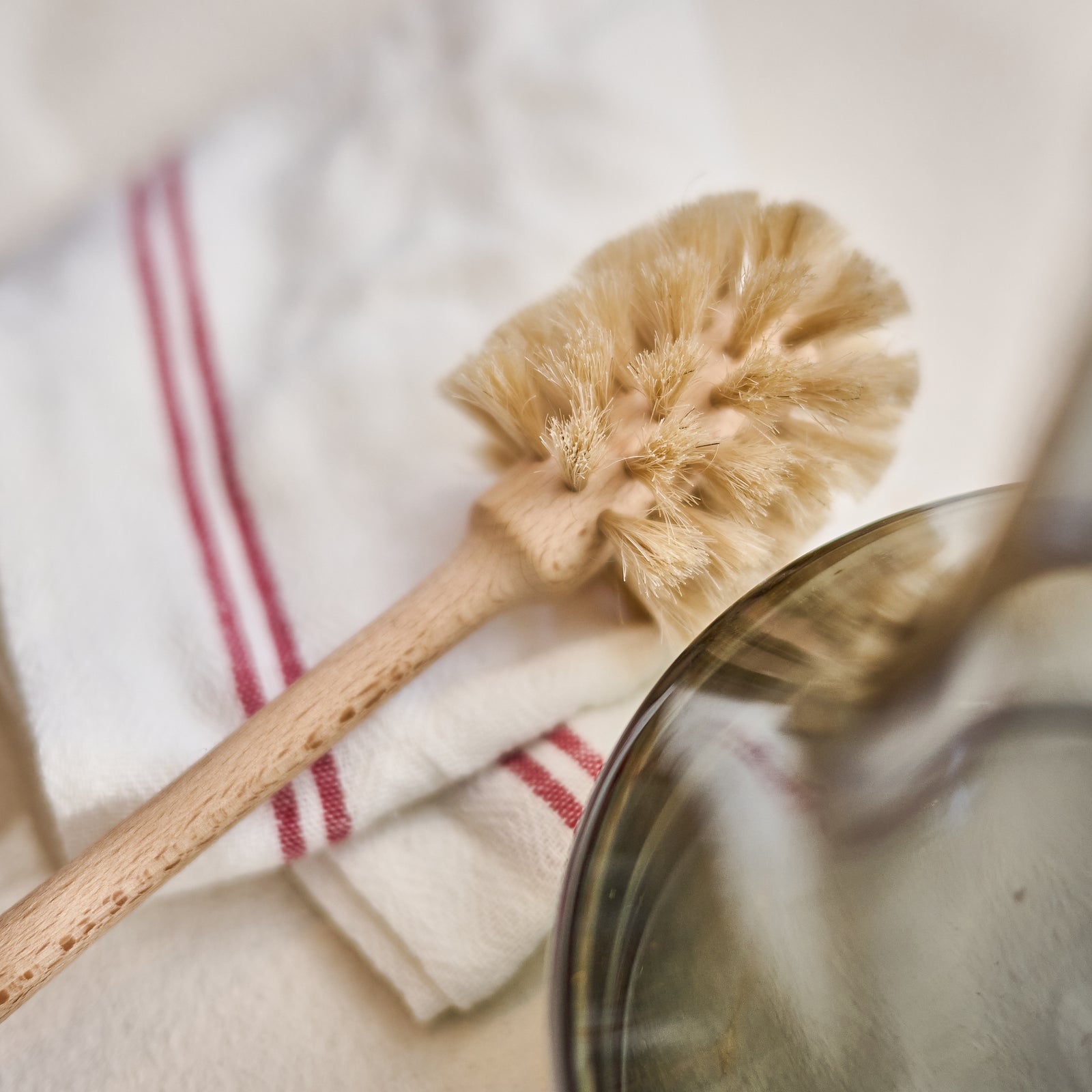 天然馬毛ブラシ | 花器の底までしっかり洗えるブラシ