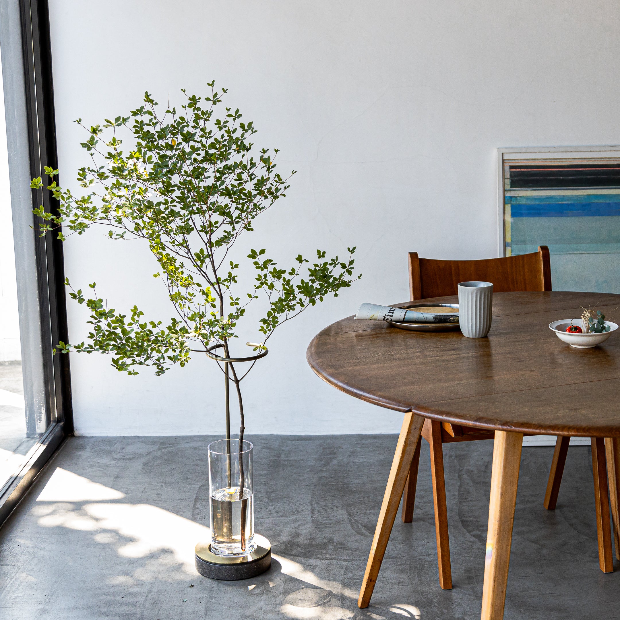 EDA VASE | 枝ものを美しく飾る、コンパクトな花器