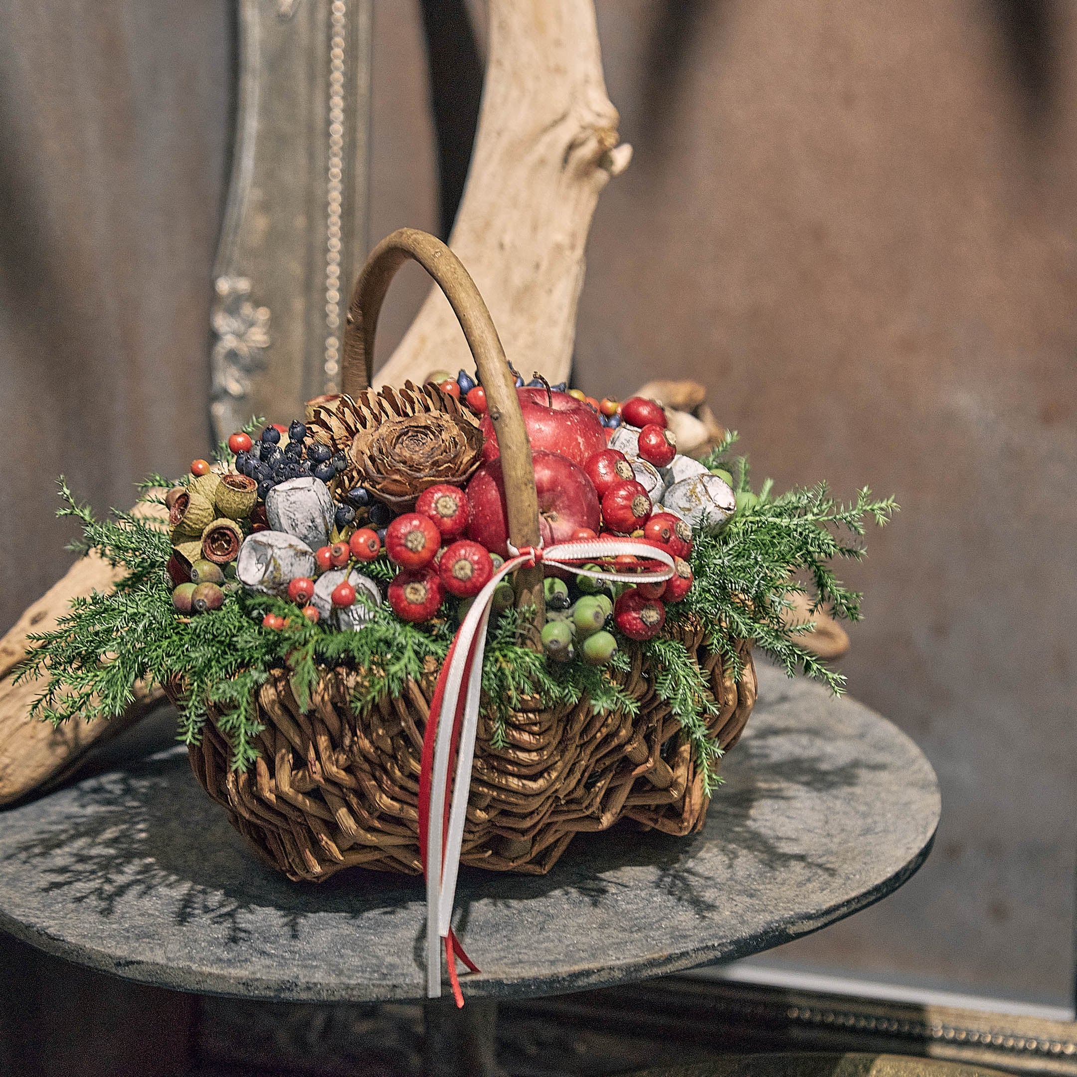 【受注販売】冬の実ものを詰め込んだボタニカルバスケット(生花)