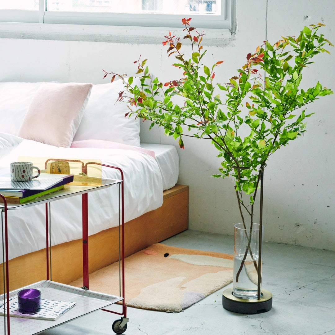 寝室に飾った、ナツハゼとEDA VASE(枝もの定期便)