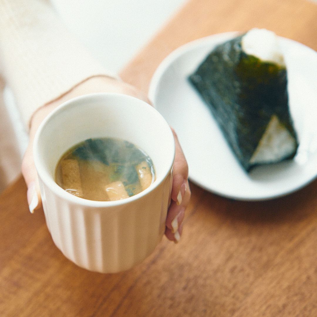 熱々の味噌汁が入った花色百貨オリジナル有田焼ダブルウォールカップsoune(ソウネ)とおにぎり