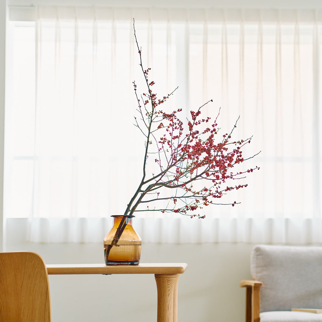 KOHAN | ヴィンテージカラーのガラス製枝もの花器 -枝ものを飾っている様子