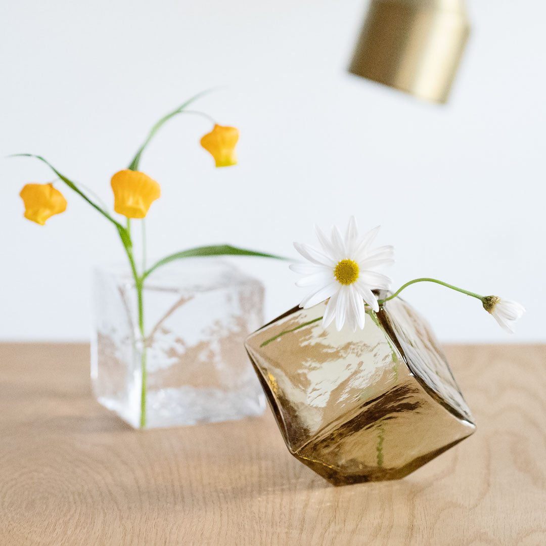 クーボ | 清廉に輝く、四角いフラワーベース