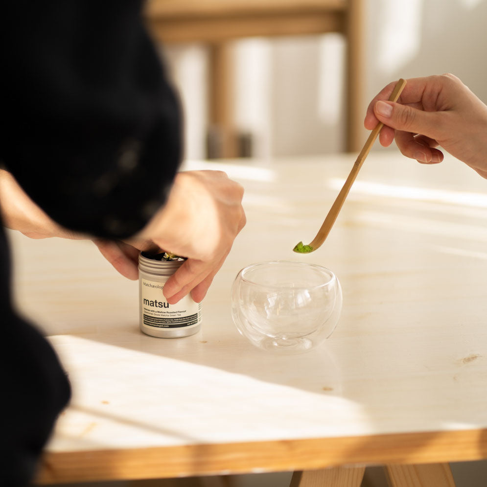 Matcha Brewing Kit | ダイニングテーブルで始める、本物の抹茶キット -茶杓で抹茶をグラスに入れる様子