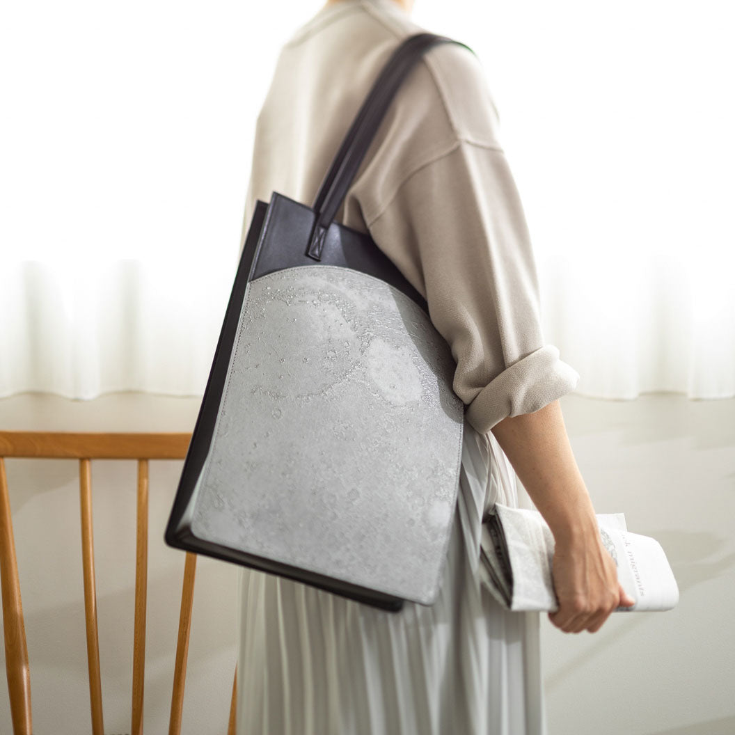 PLANETARIO | 高精細エンボスで表現した「月」に触れるトートバッグ