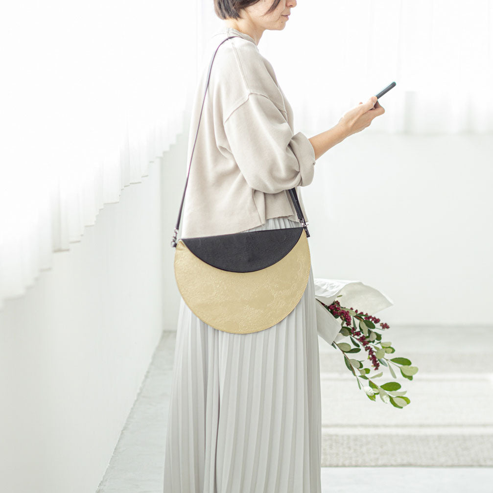 PLANETARIO | 高精細エンボスで表現した「月」に触れるクラッチバッグ