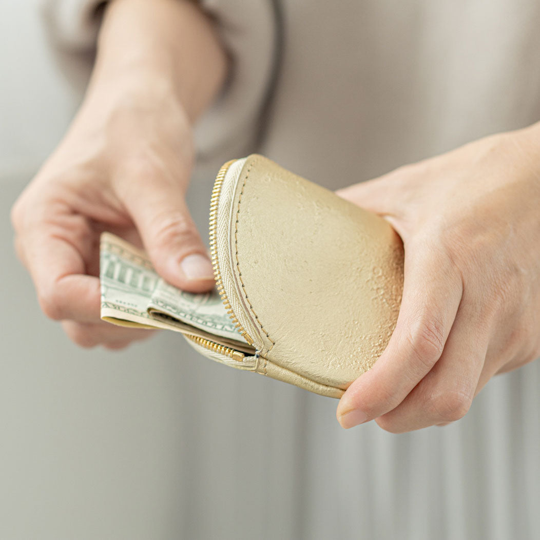 PLANETARIO | 高精細エンボスで表現した「月」に触れるコインケース