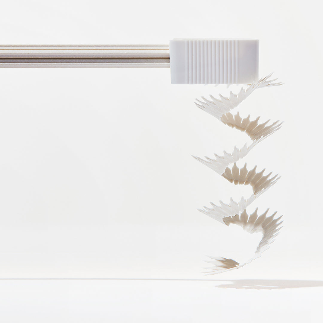 雪の結晶のような削りかすが長く連なっている写真