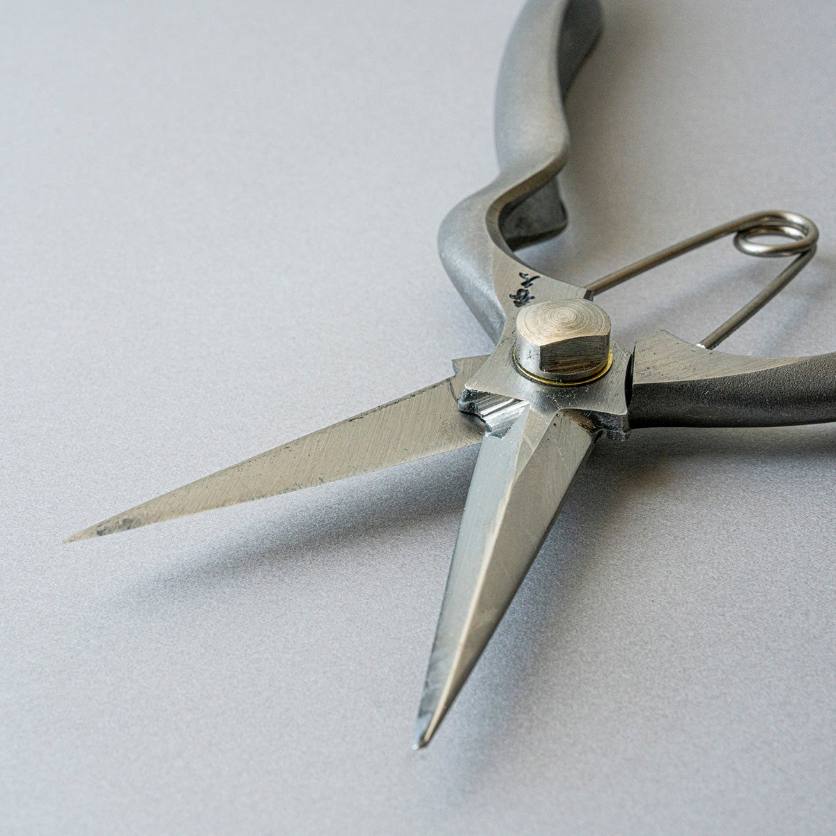 外山刃物 ｜ 細部まで自在に切れる芽切鋏