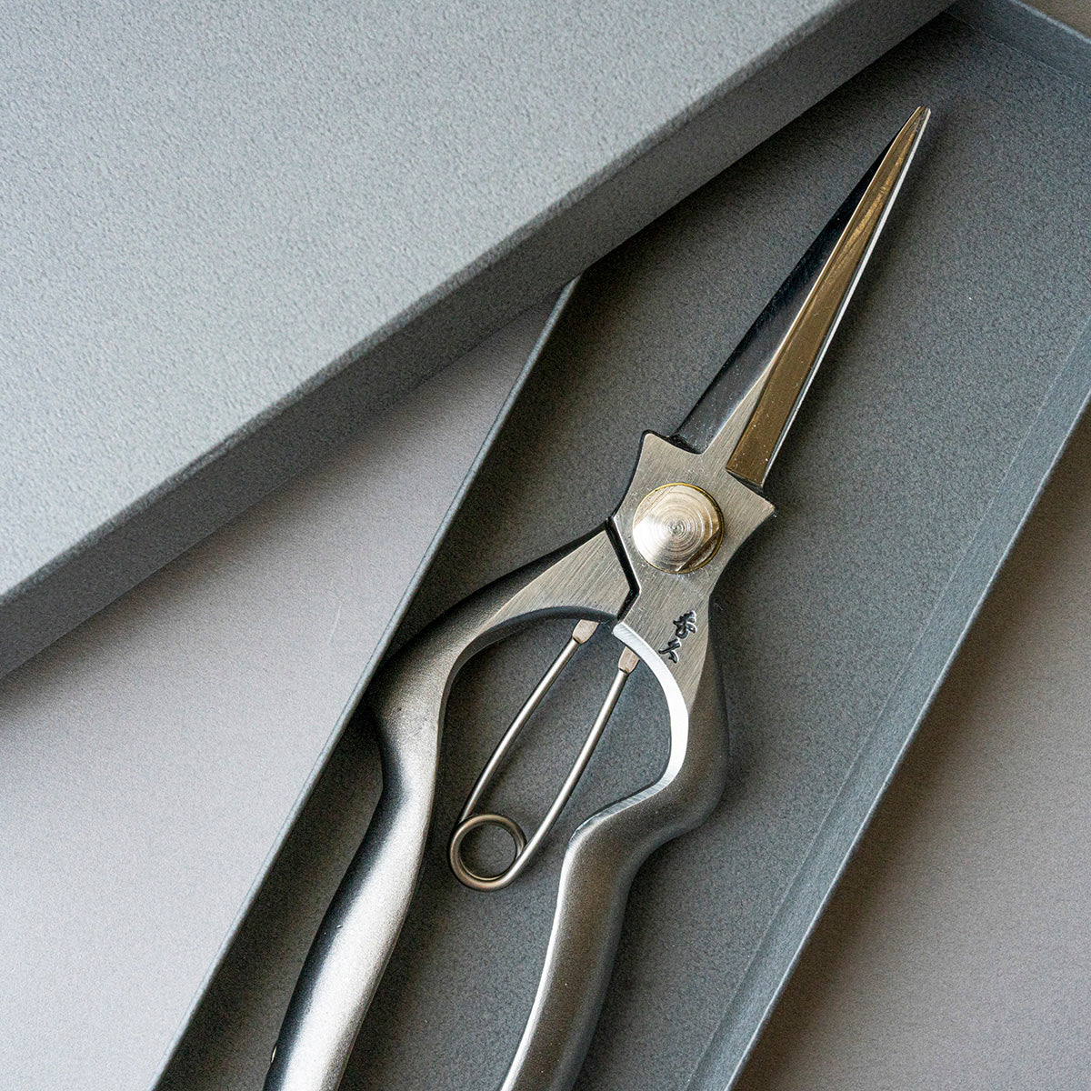 外山刃物 ｜ 細部まで自在に切れる芽切鋏