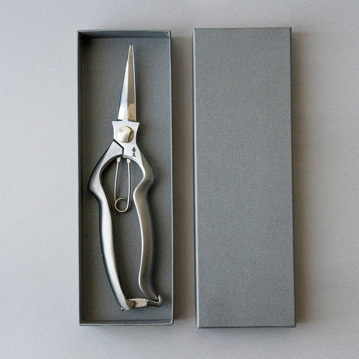 外山刃物 ｜ 細部まで自在に切れる芽切鋏