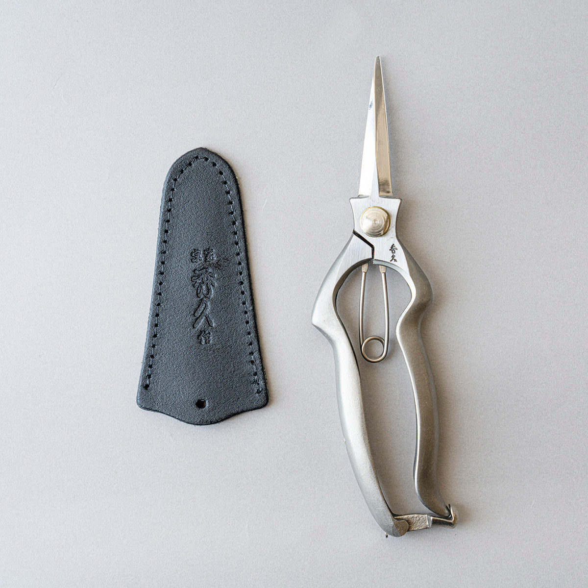 外山刃物 ｜ 細部まで自在に切れる芽切鋏