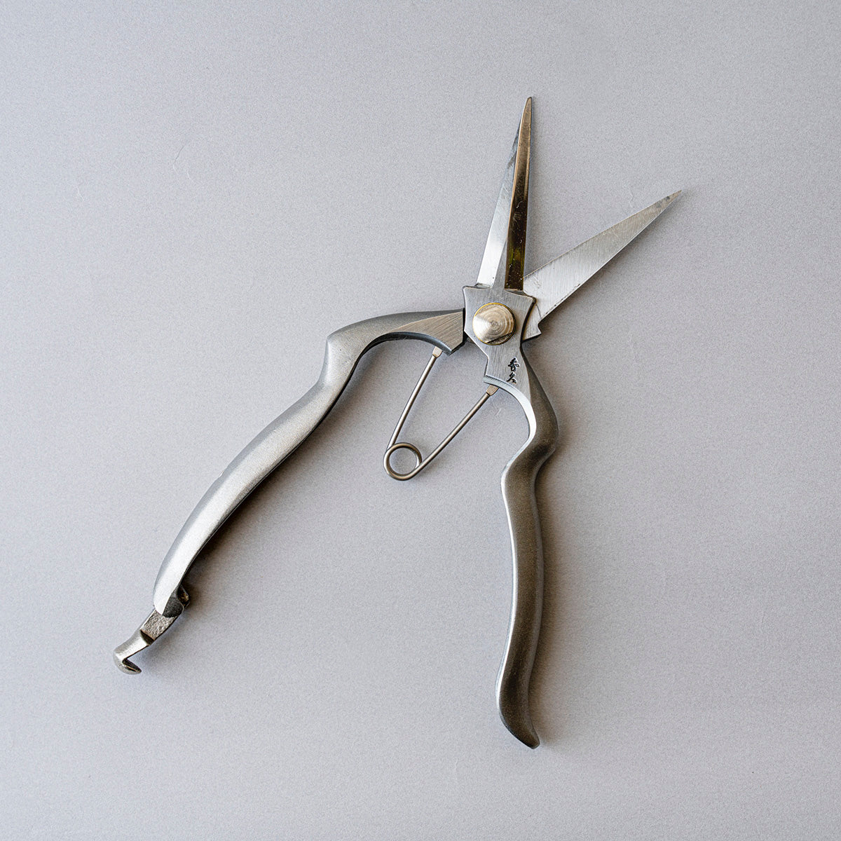 外山刃物 ｜ 細部まで自在に切れる芽切鋏