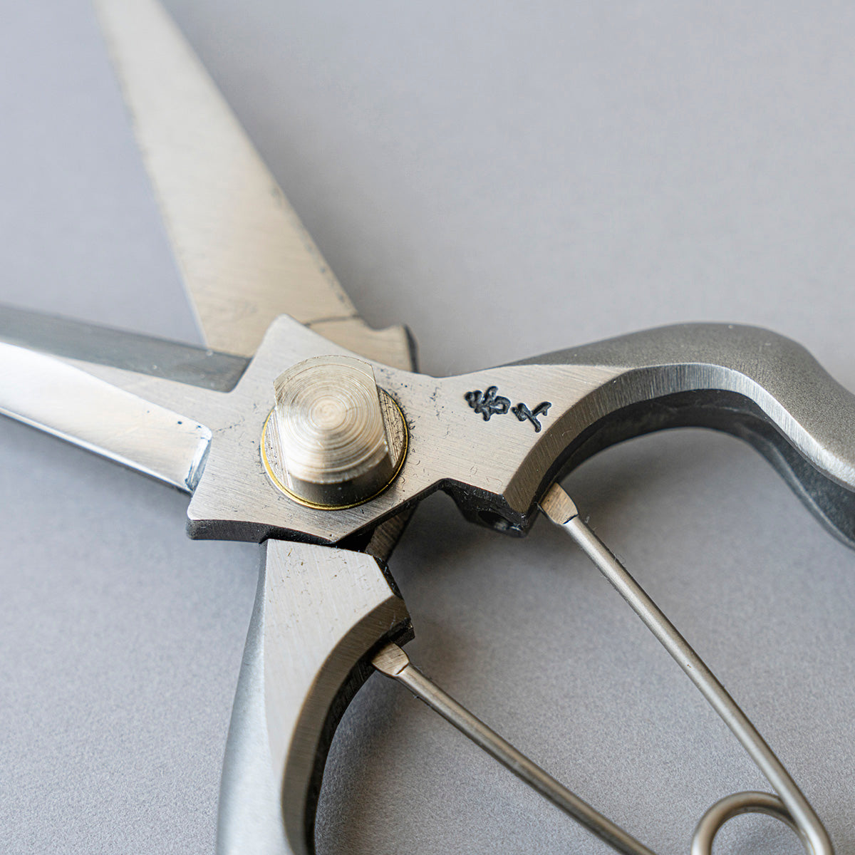 外山刃物 ｜ 細部まで自在に切れる芽切鋏