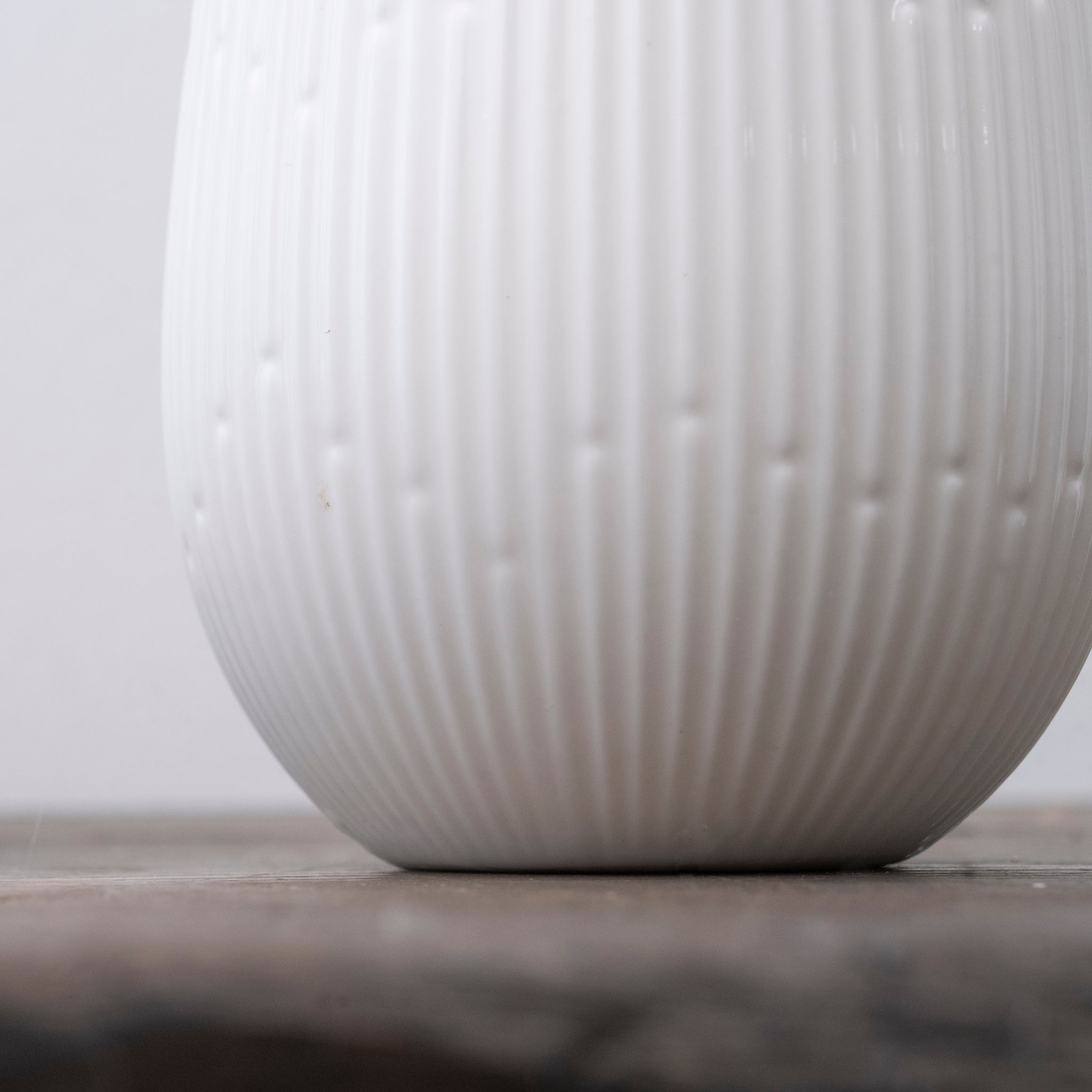 Rhythm ｜ 乳白色のドロップ型小さめ花器