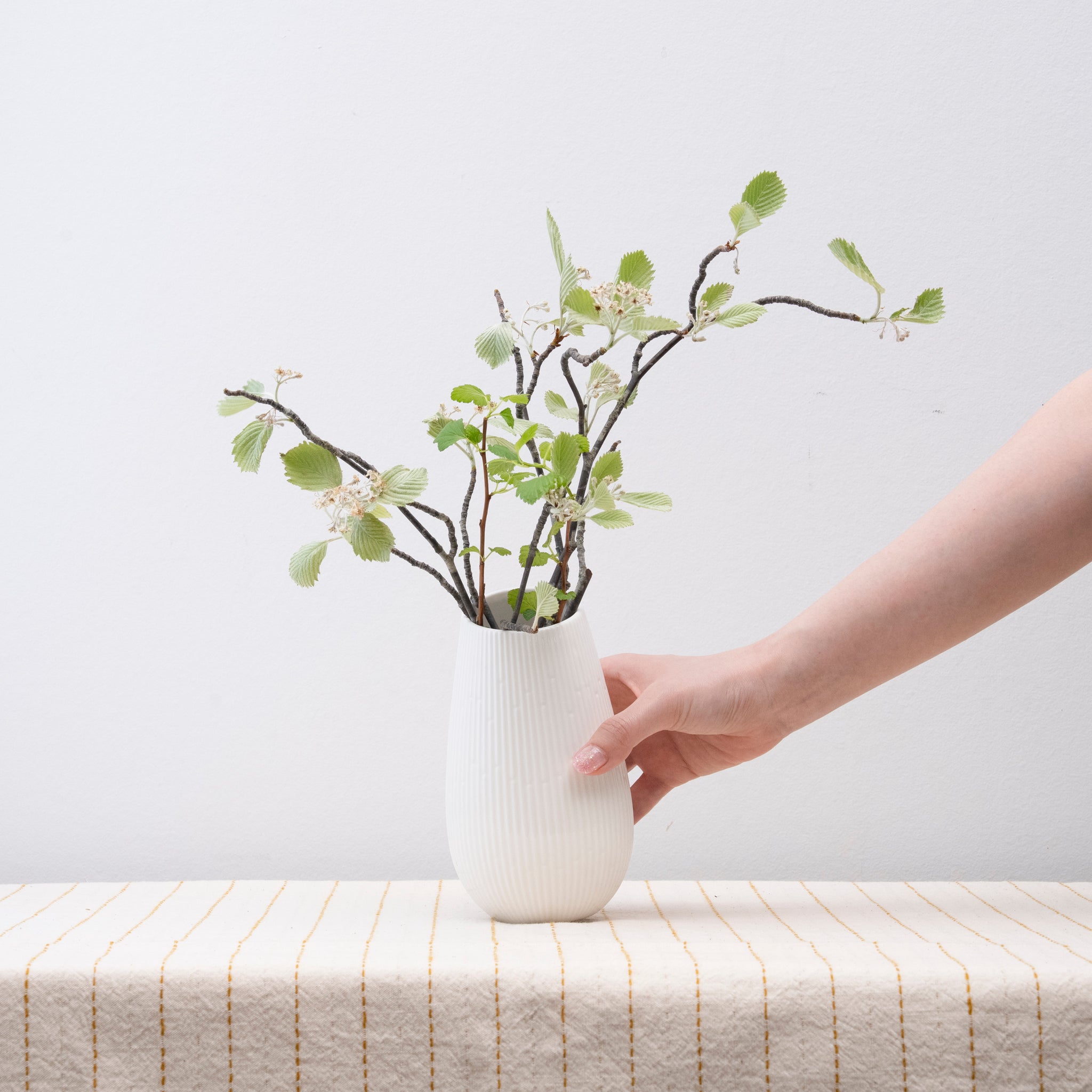 Rhythm ｜ 乳白色のドロップ型小さめ花器