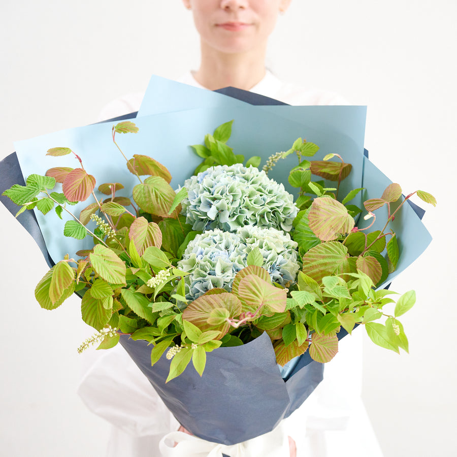 【受注販売】アジサイと新緑の葉ものを束ねた父の日ブーケ（生花）
