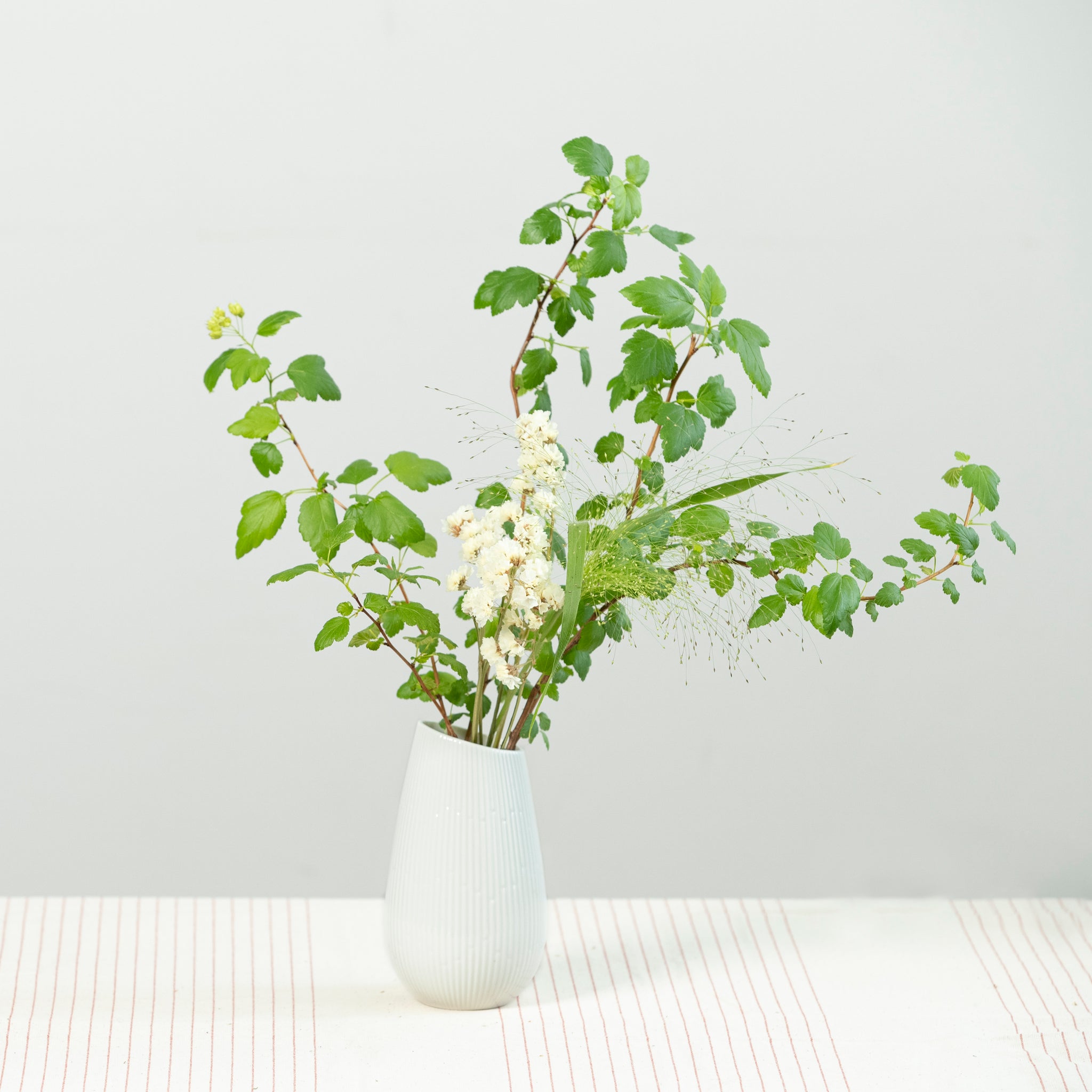 Rhythm ｜ 乳白色のドロップ型小さめ花器