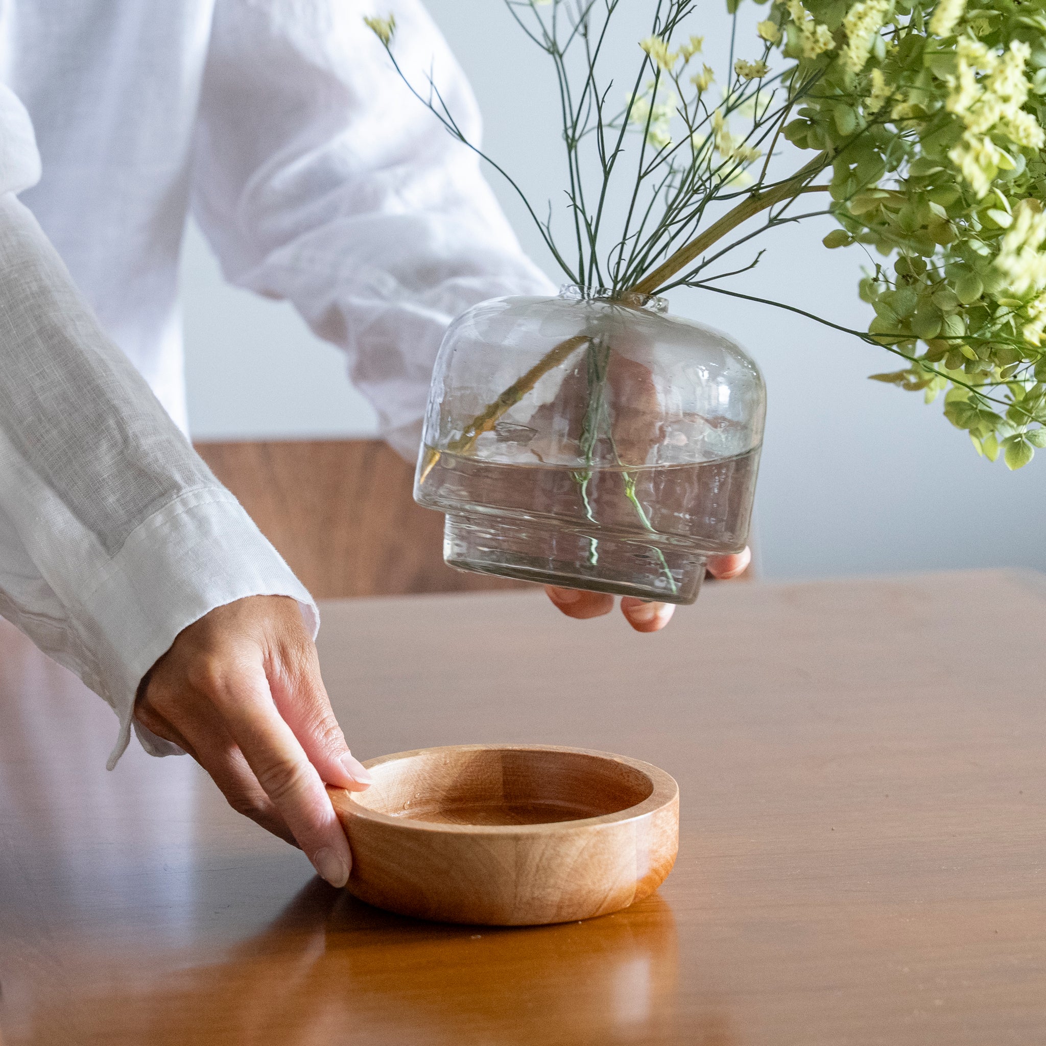 シナリーウッド＆ガラスベース ｜ マホガニーのぬくもりとガラスの質感を愛おしむ花器
