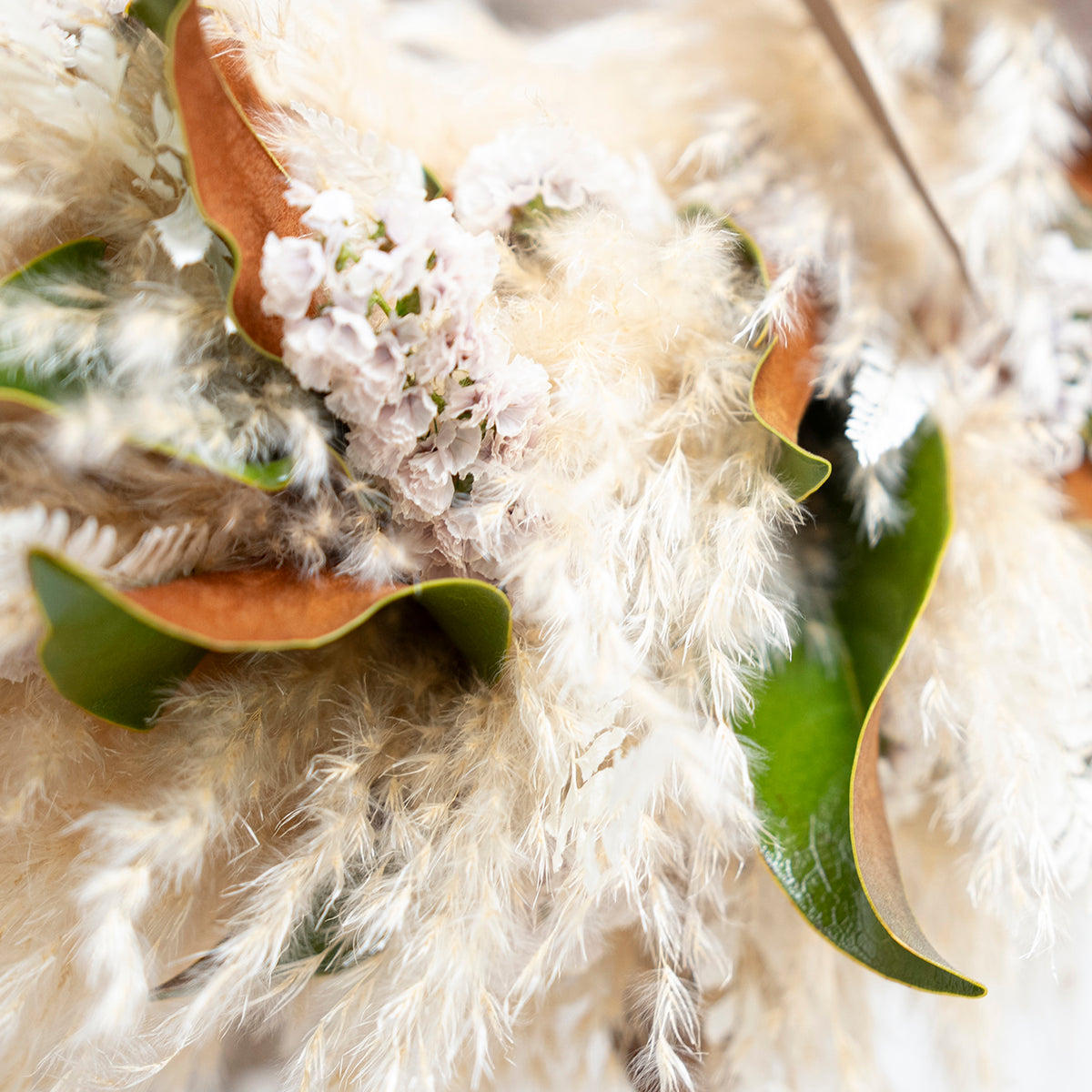 パンパスグラスとニュアンスカラーのフライングリース　グレベリア　紫陽花 パンパスグラスとニュアンスカラーのフライングリース