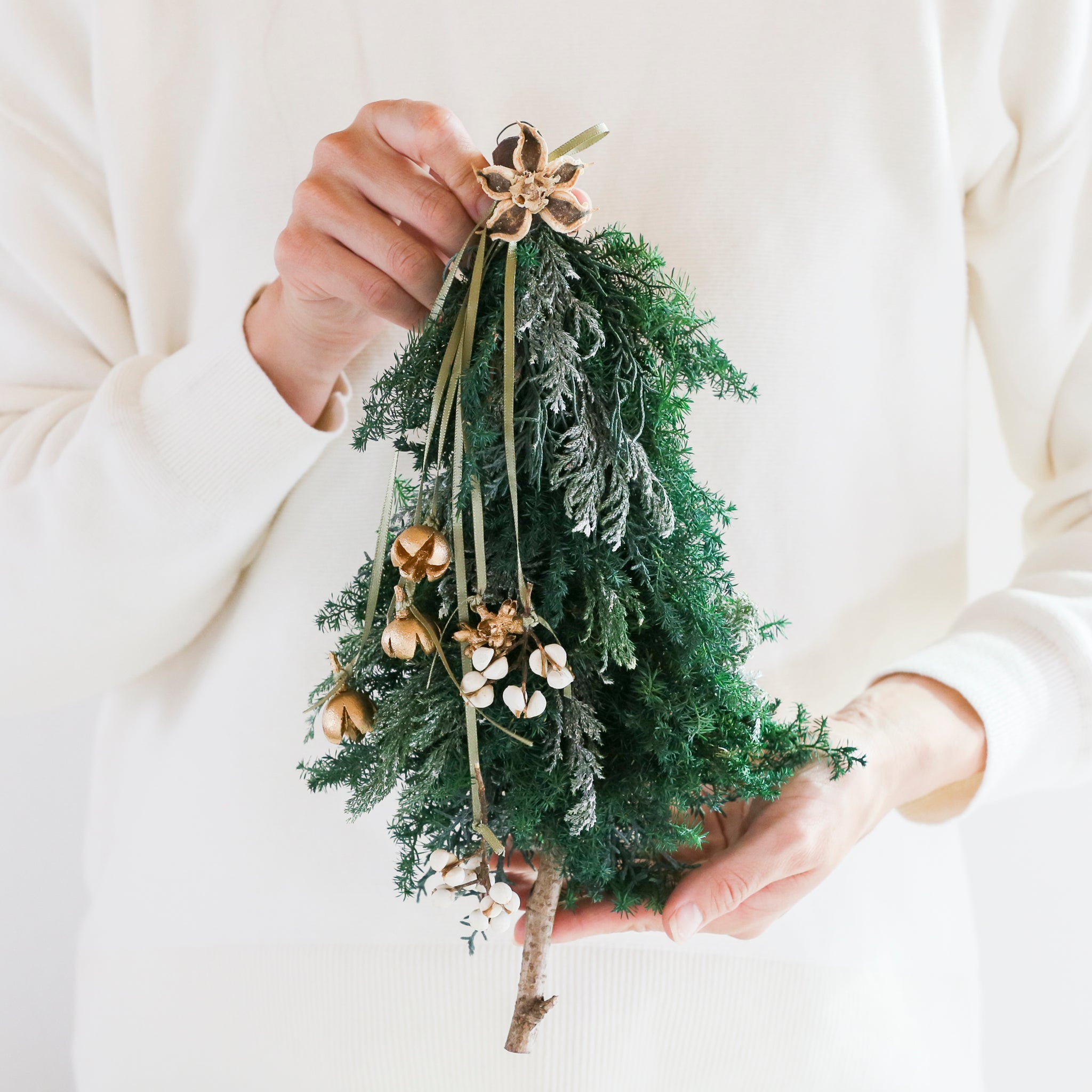 【受注販売】森の実が揺れる壁かけミニツリー（プリザーブド）