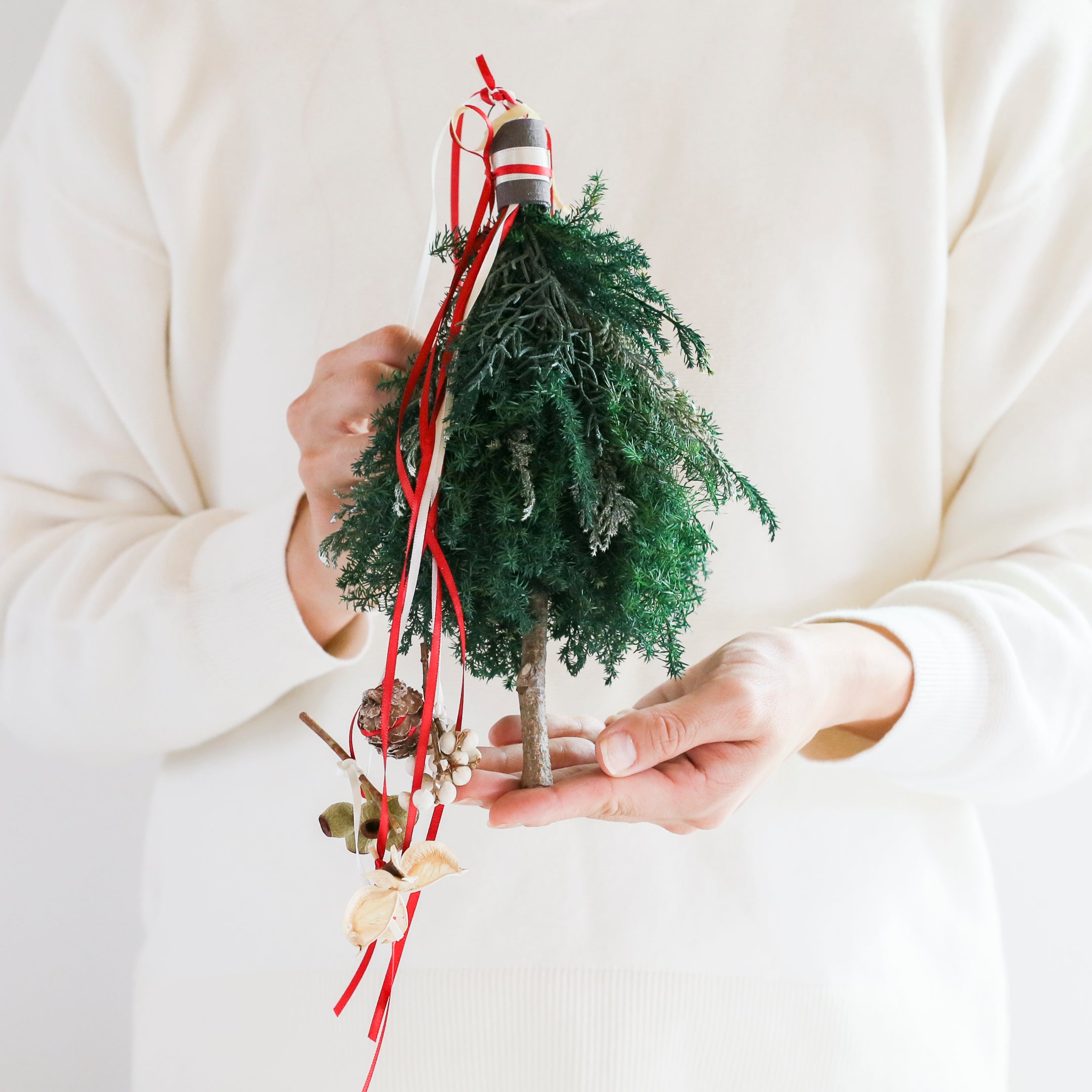 【受注販売】吊るして飾るハンギングアレンジメント（プリザーブド）