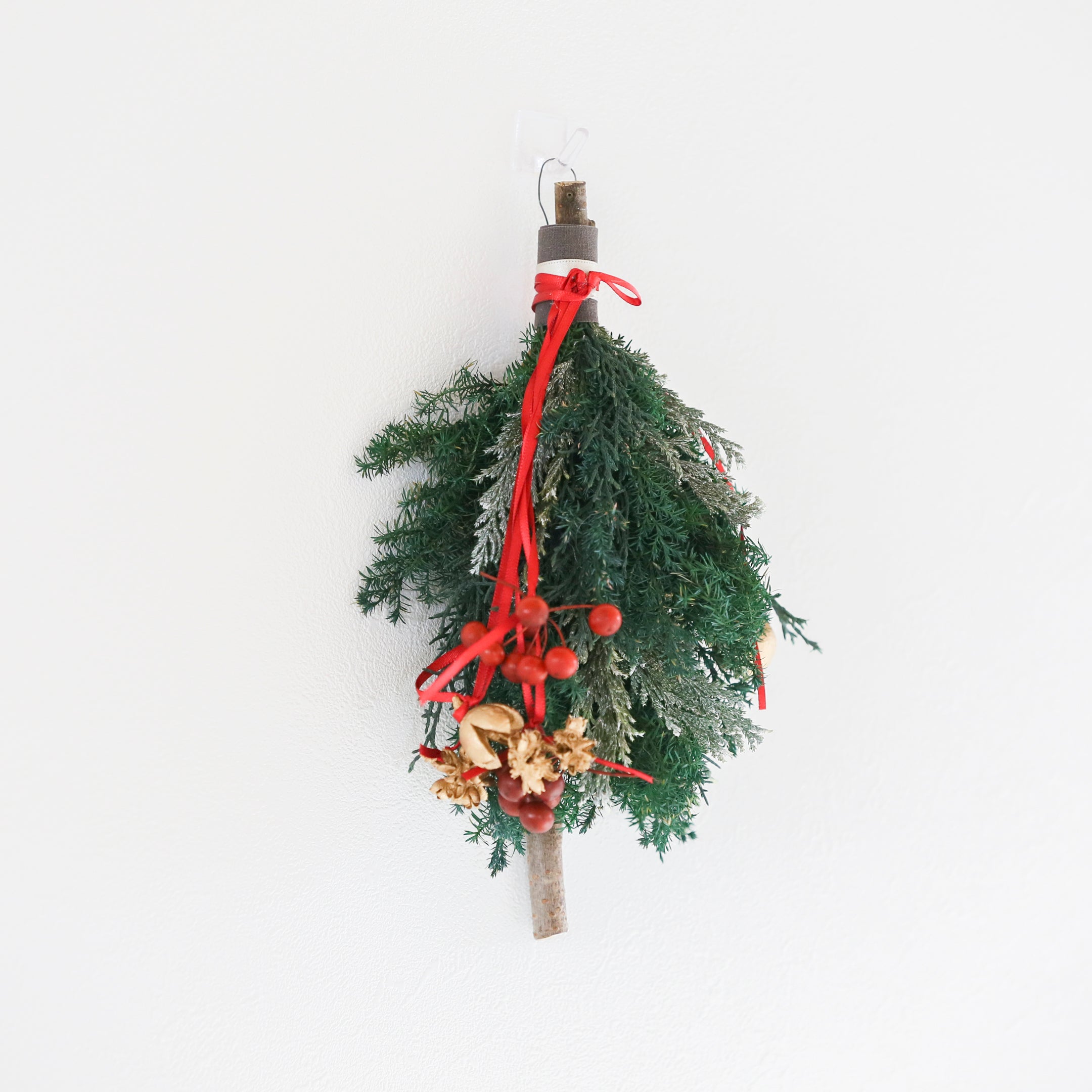 【受注販売】森の実が揺れる壁かけミニツリー（プリザーブド）