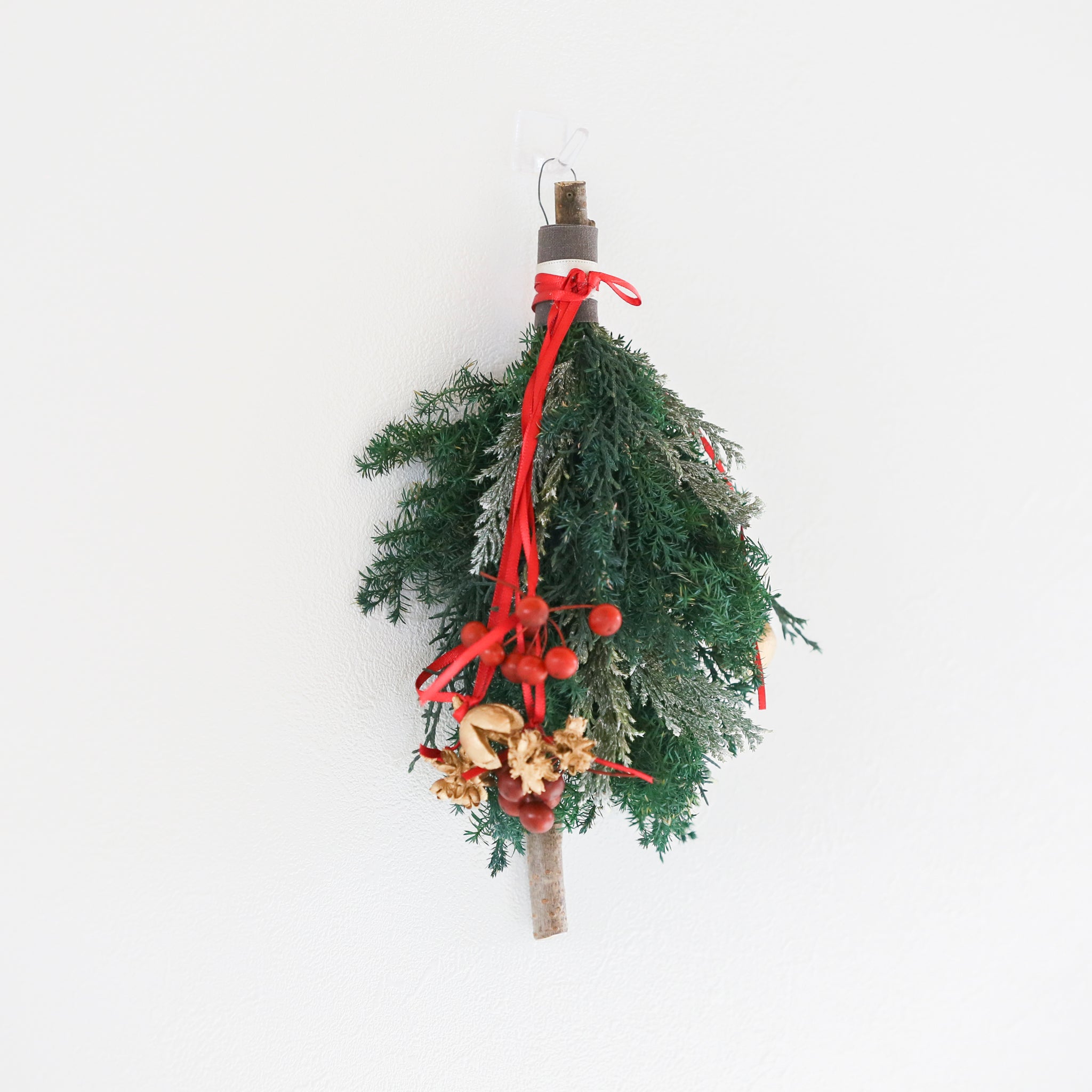 【受注販売】森の実が揺れる壁かけミニツリー（プリザーブド）