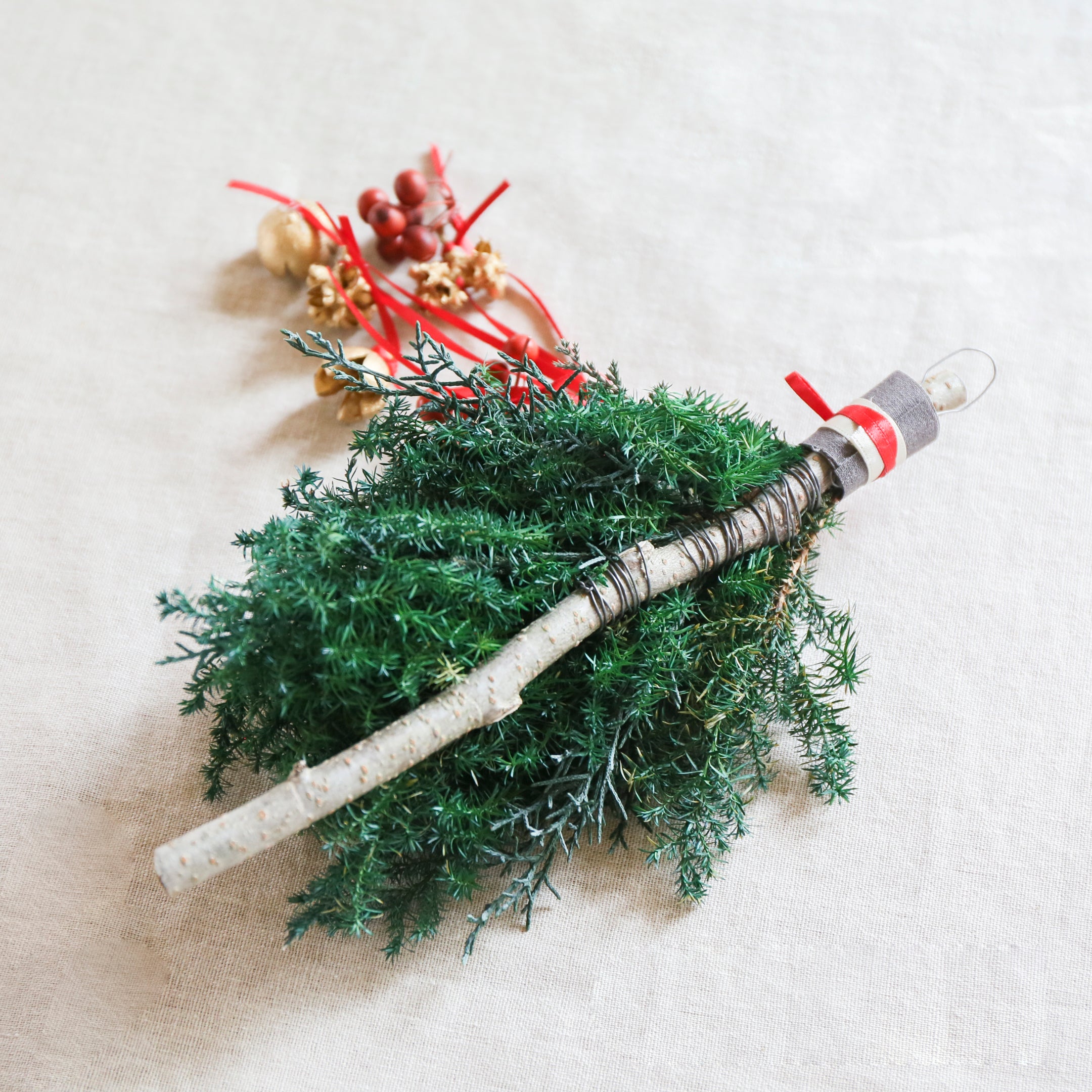 【受注販売】森の実が揺れる壁かけミニツリー（プリザーブド）