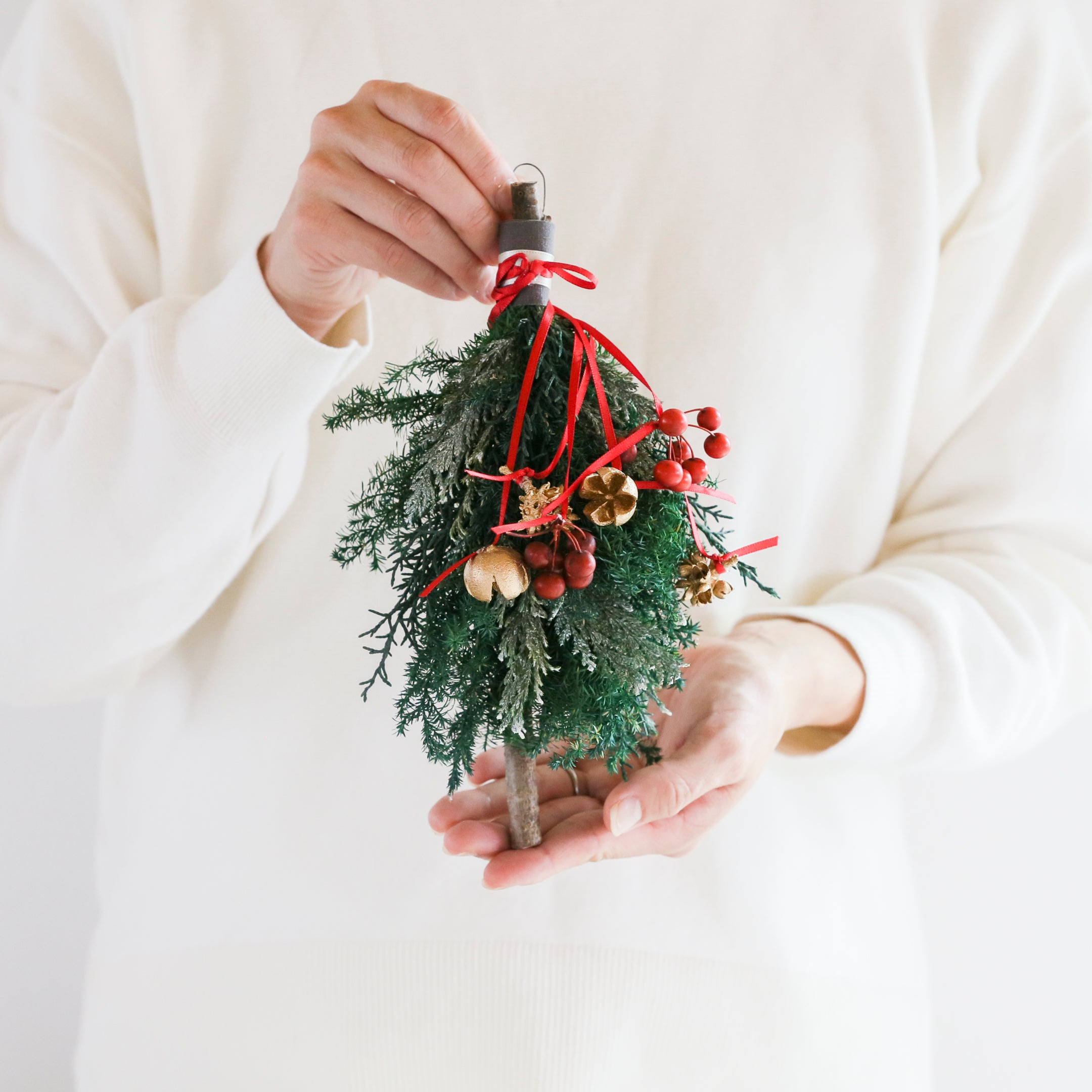 【受注販売】森の実が揺れる壁かけミニツリー（プリザーブド）