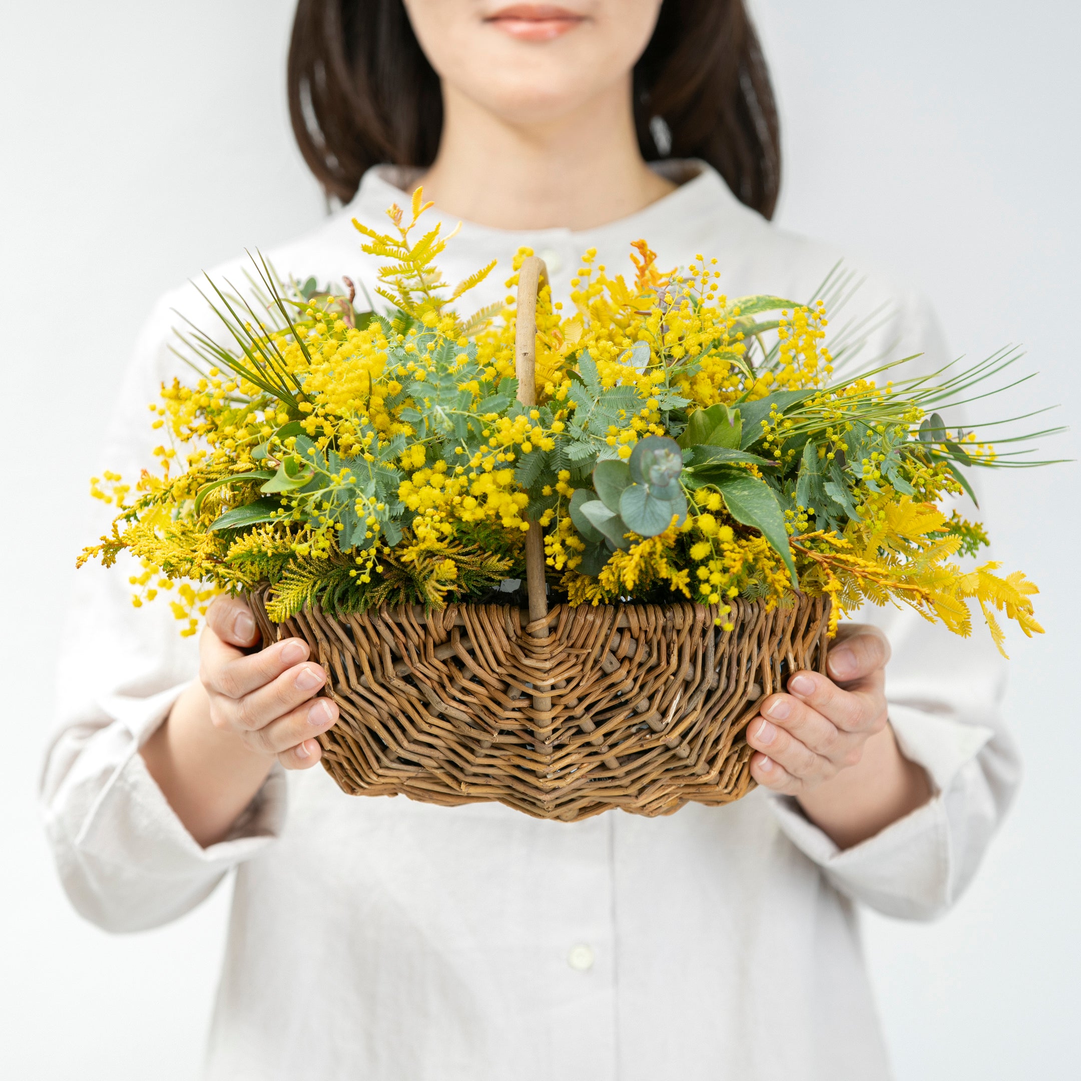 【受注販売】早春の枝ものでつくったミモザバスケット（生花）