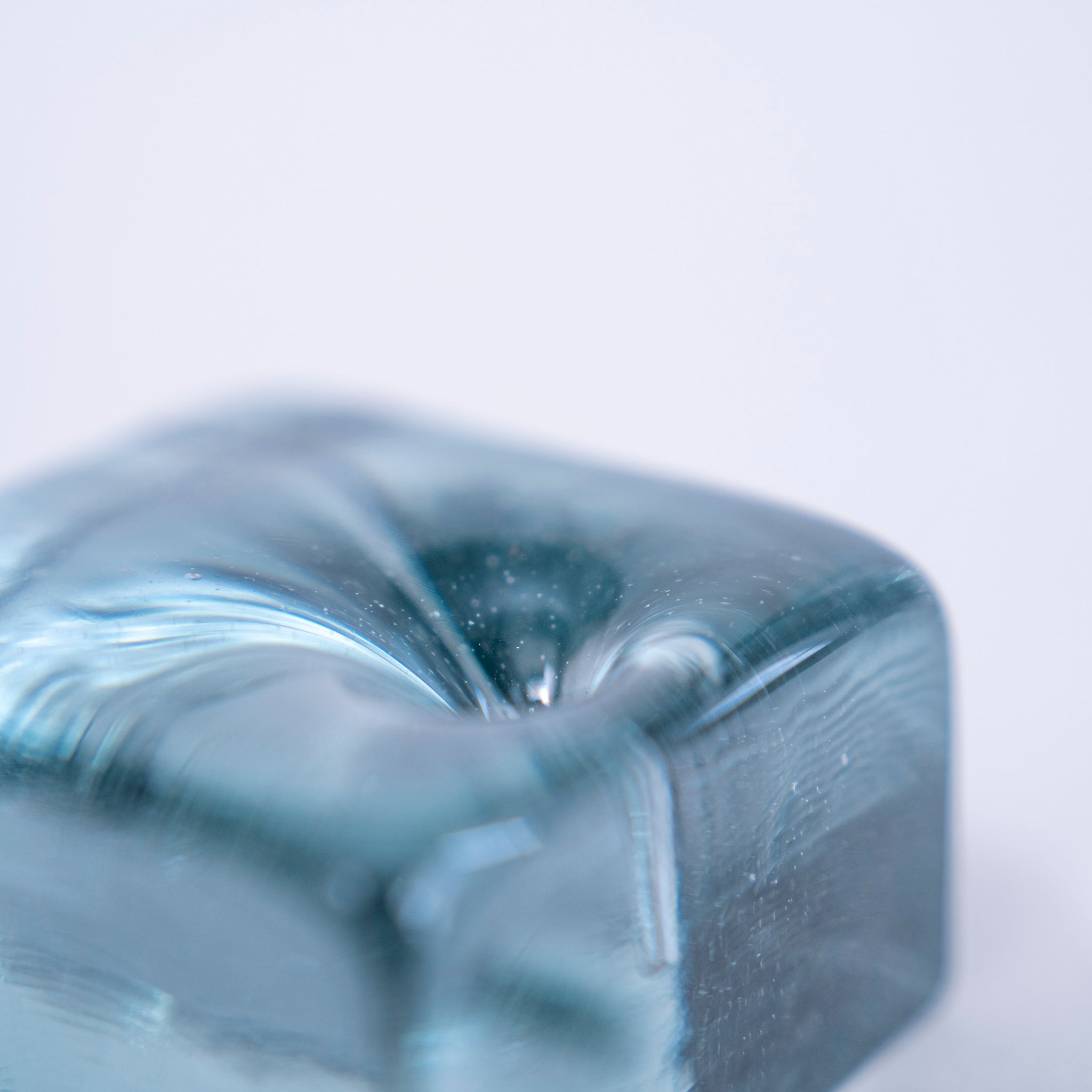 IYÉ incense holder ｜ 廃ブラウン管でつくられた水のようなお香立て