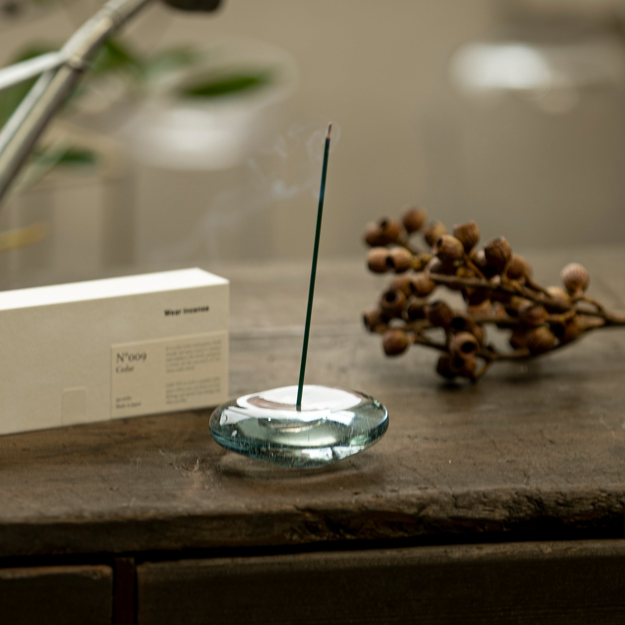 IYÉ incense holder ｜ 廃ブラウン管でつくられた水のようなお香立て