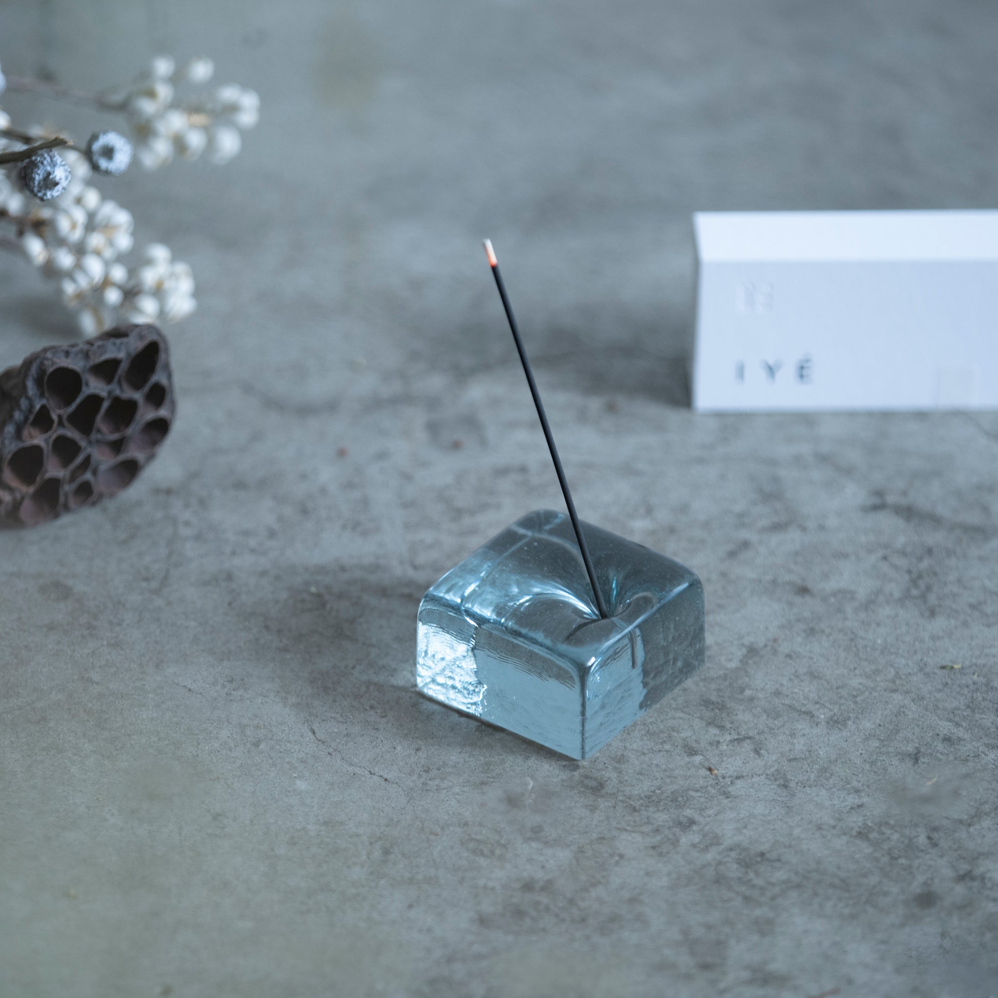 IYÉ incense holder ｜ 廃ブラウン管でつくられた水のようなお香立て