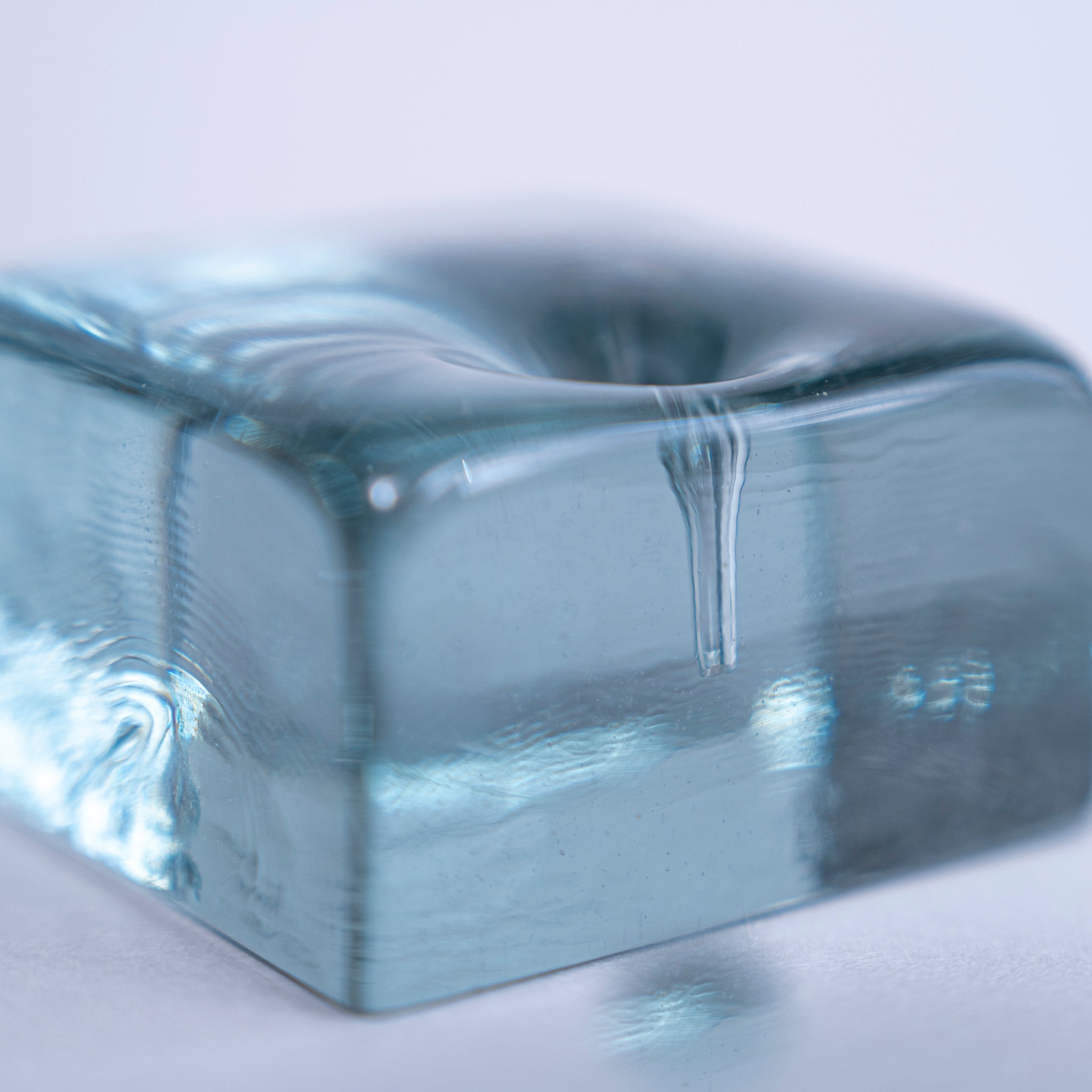 IYÉ incense holder ｜ 廃ブラウン管でつくられた水のようなお香立て