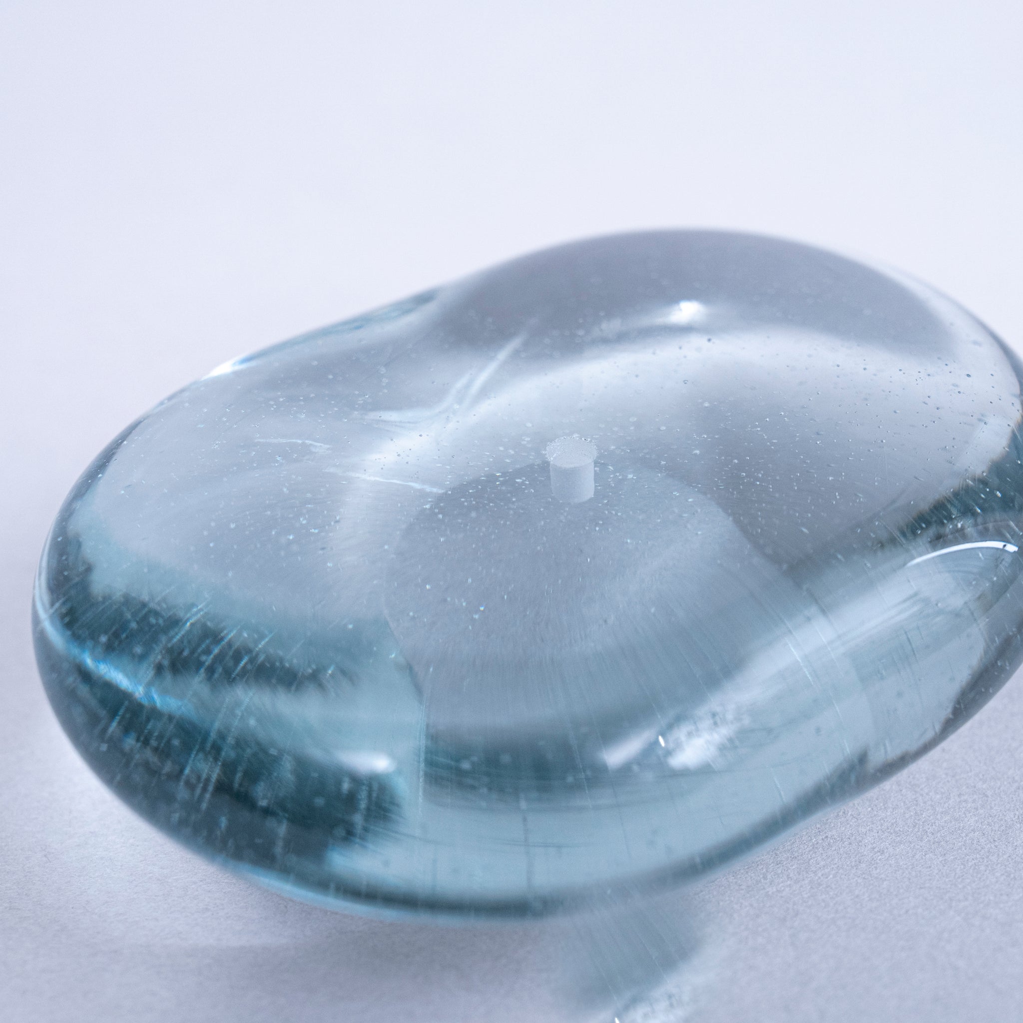 IYÉ incense holder ｜ 廃ブラウン管でつくられた水のようなお香立て