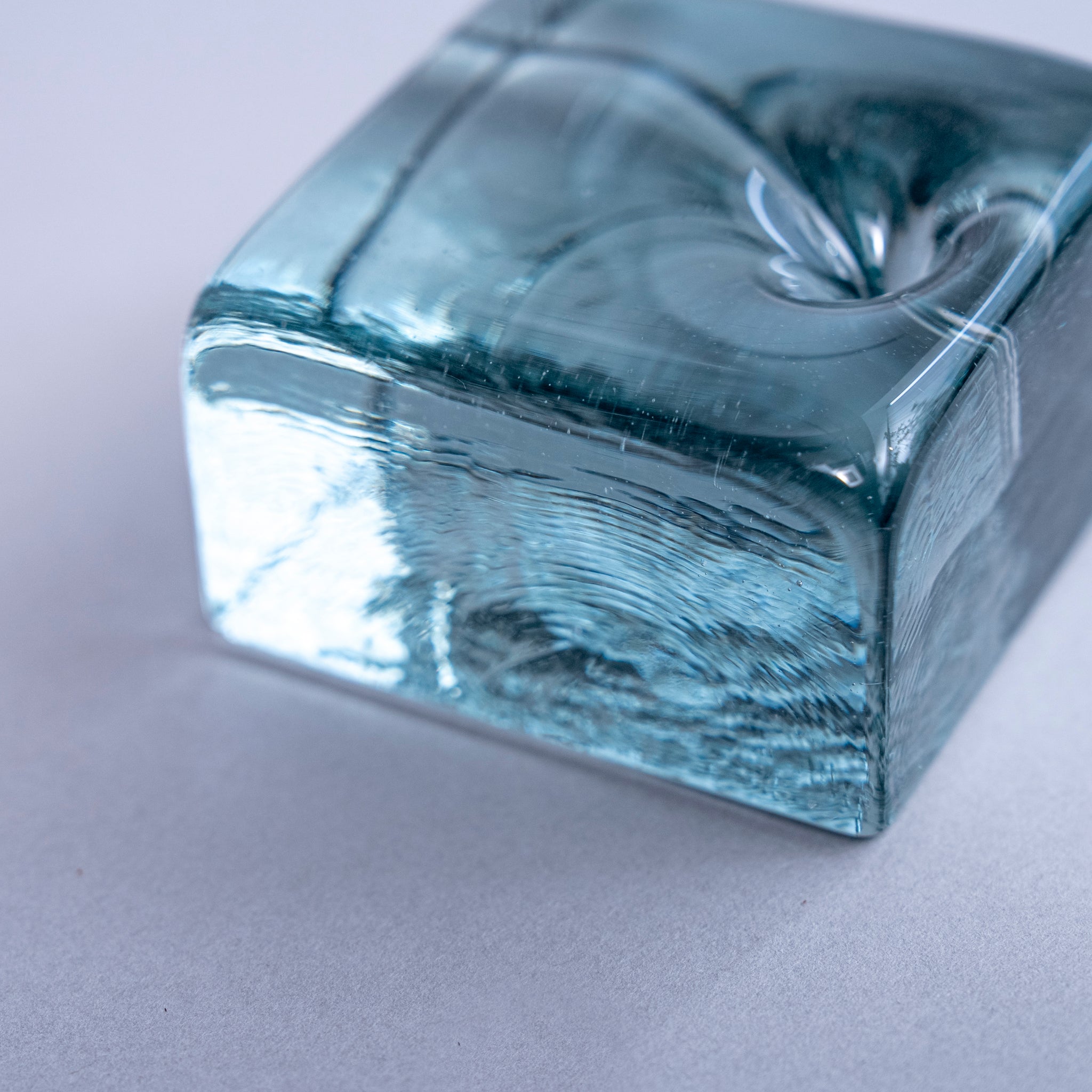 IYÉ incense holder ｜ 廃ブラウン管でつくられた水のようなお香立て