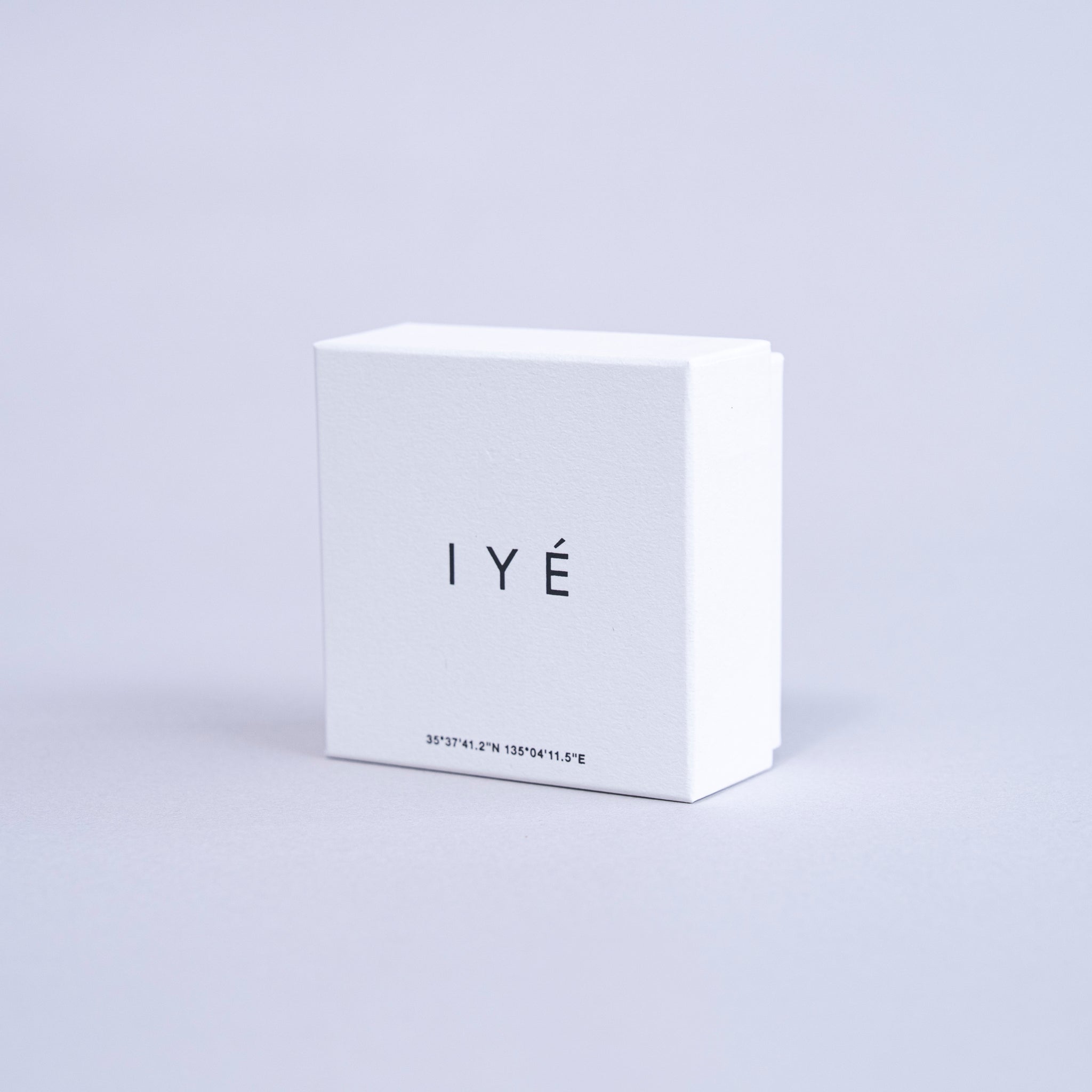 IYÉ incense holder ｜ 廃ブラウン管でつくられた水のようなお香立て
